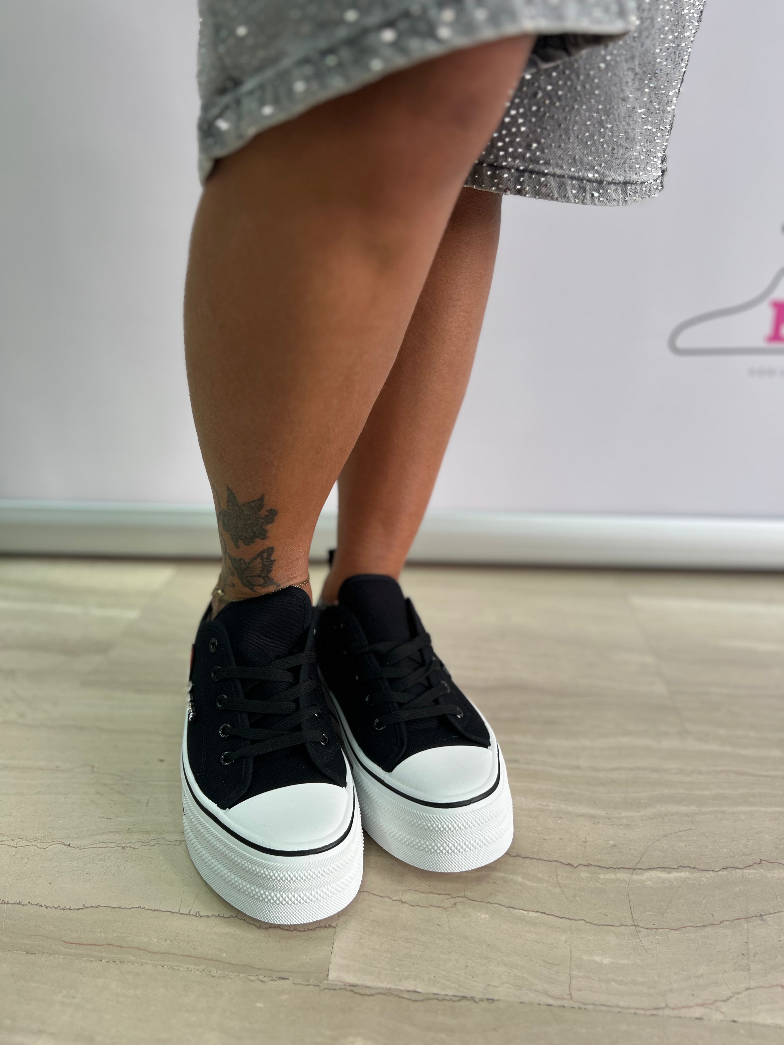 Sneakers Casual Nere con Ricamo Cuore e Scritta Bianca