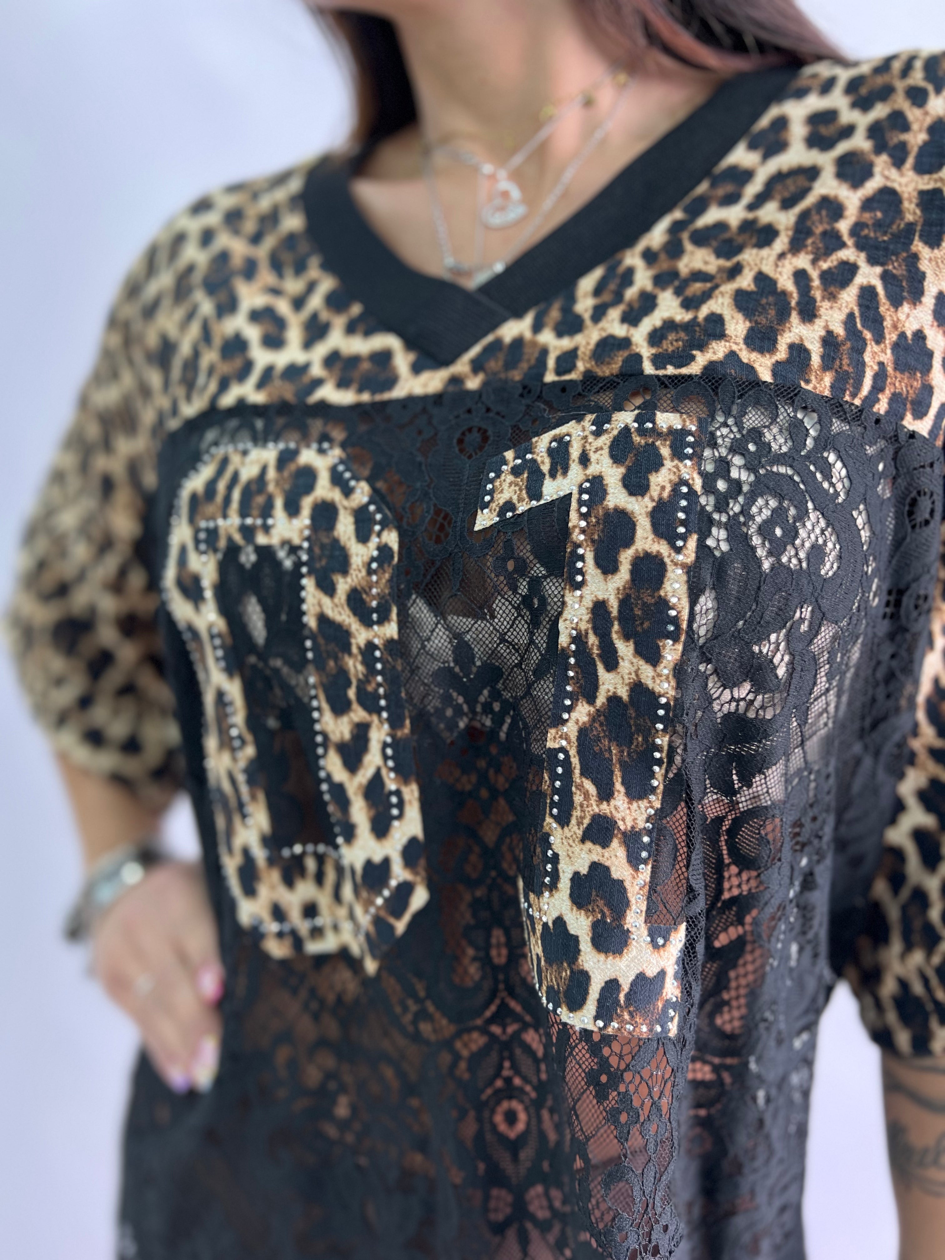 Maglietta Leopardata con Inserti in Pizzo e Scritta Glitter