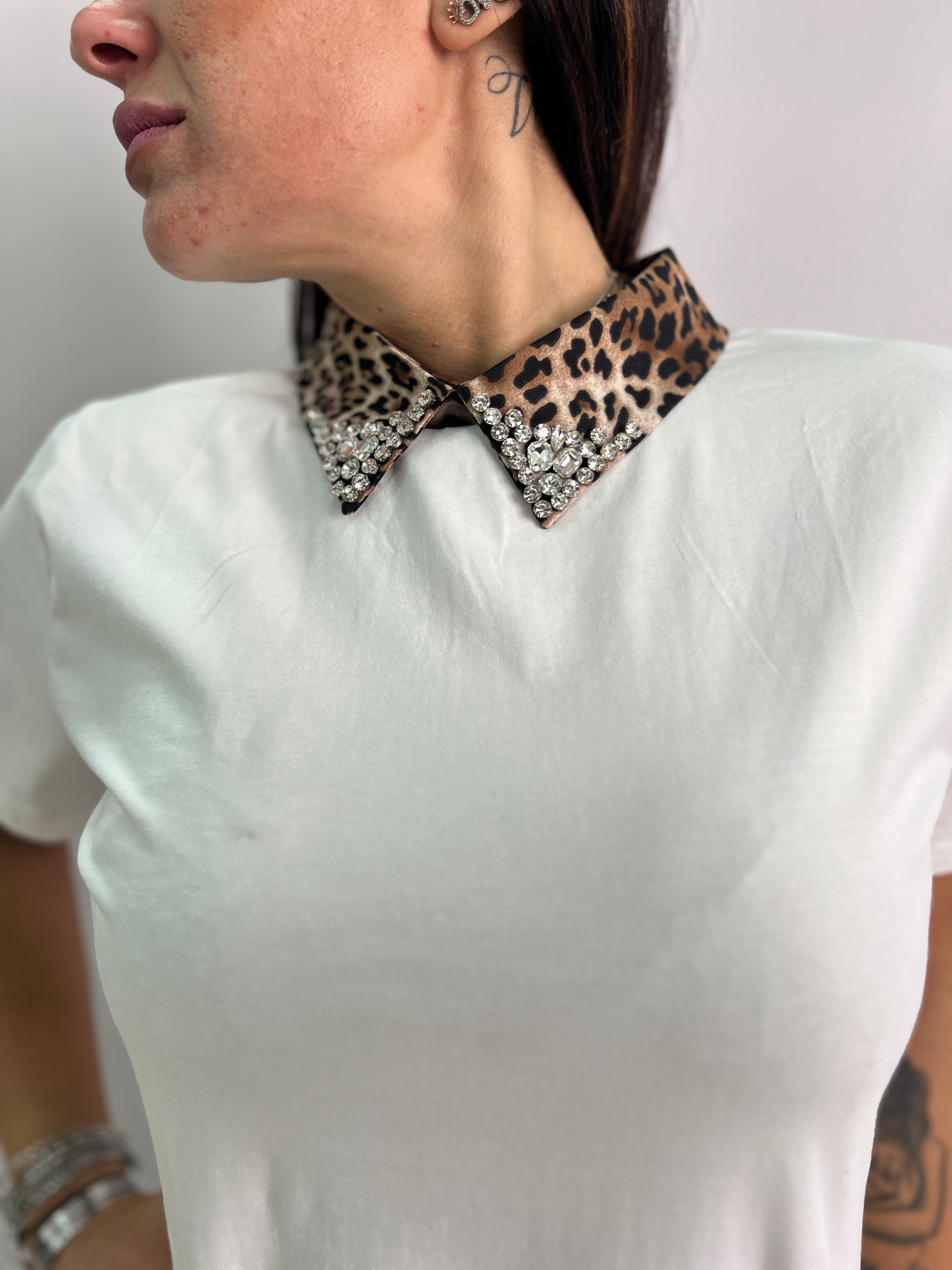 T-shirt donna con colletto leopardato e strass – elegante nera o bianca S/M/ e L/XL