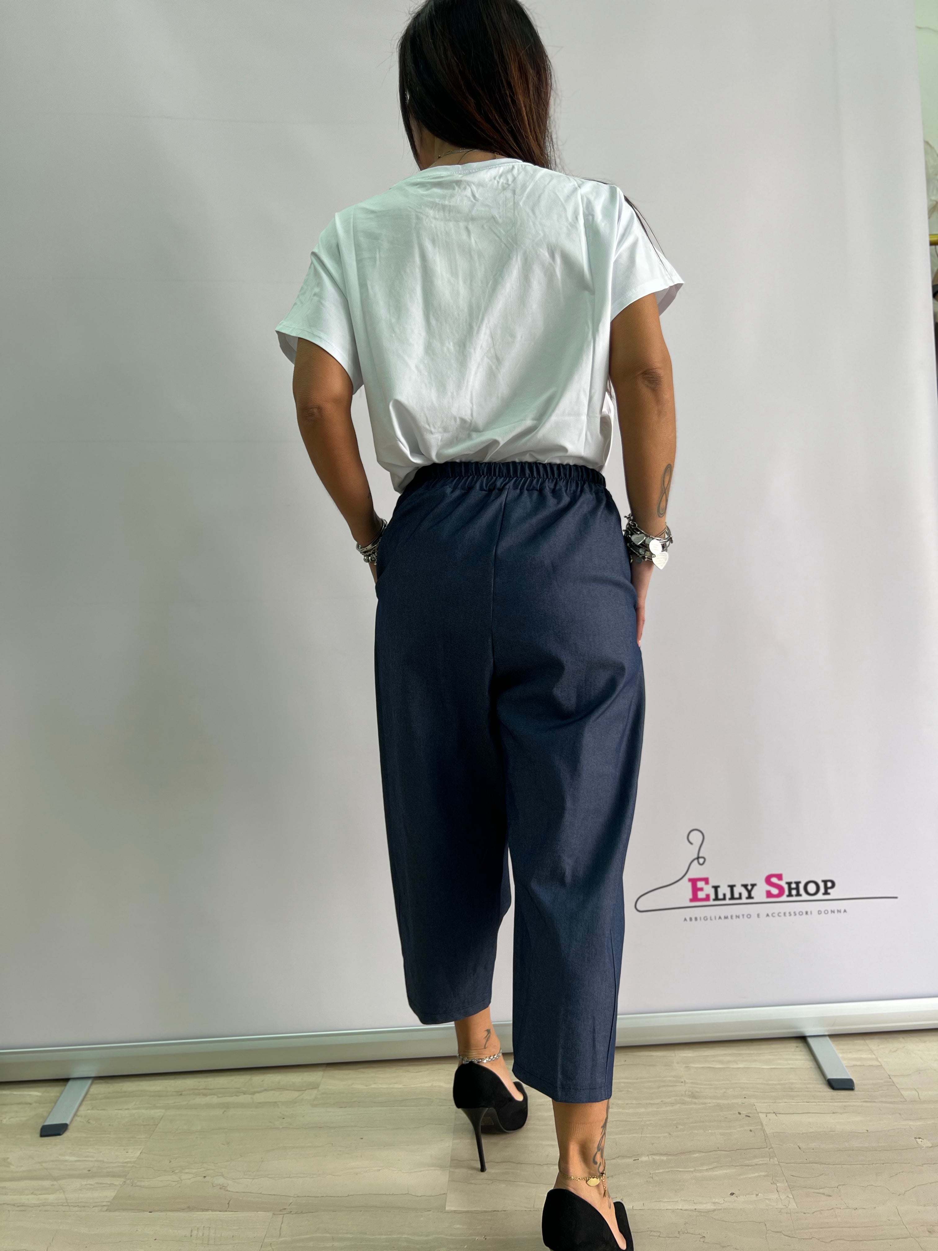 Coordinato Casual Chic con T-shirt con Fiocco e Pantaloni a Vita Alta