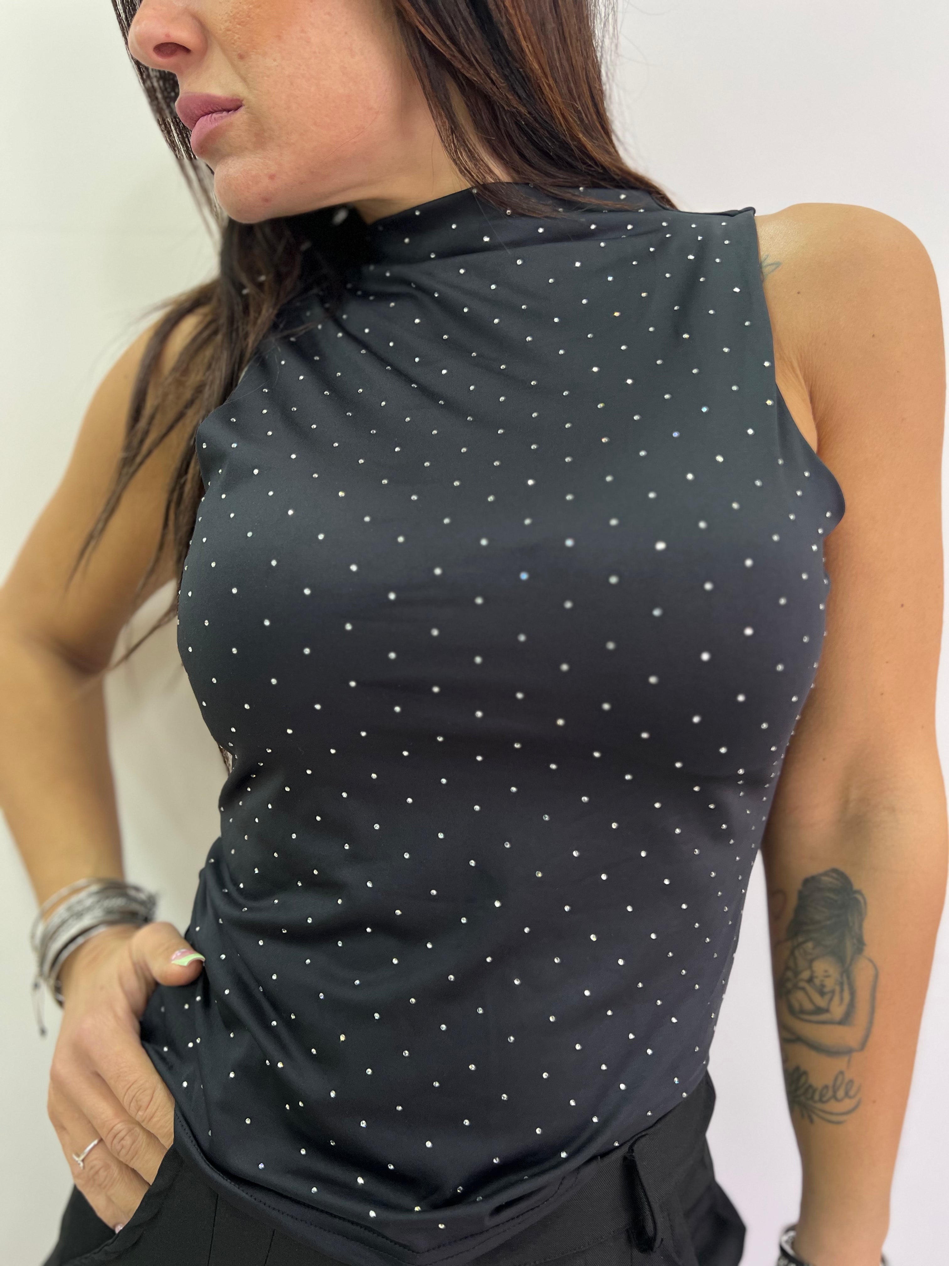 Top smanicato donna con brillantini – elegante e disponibile in bianco o nero