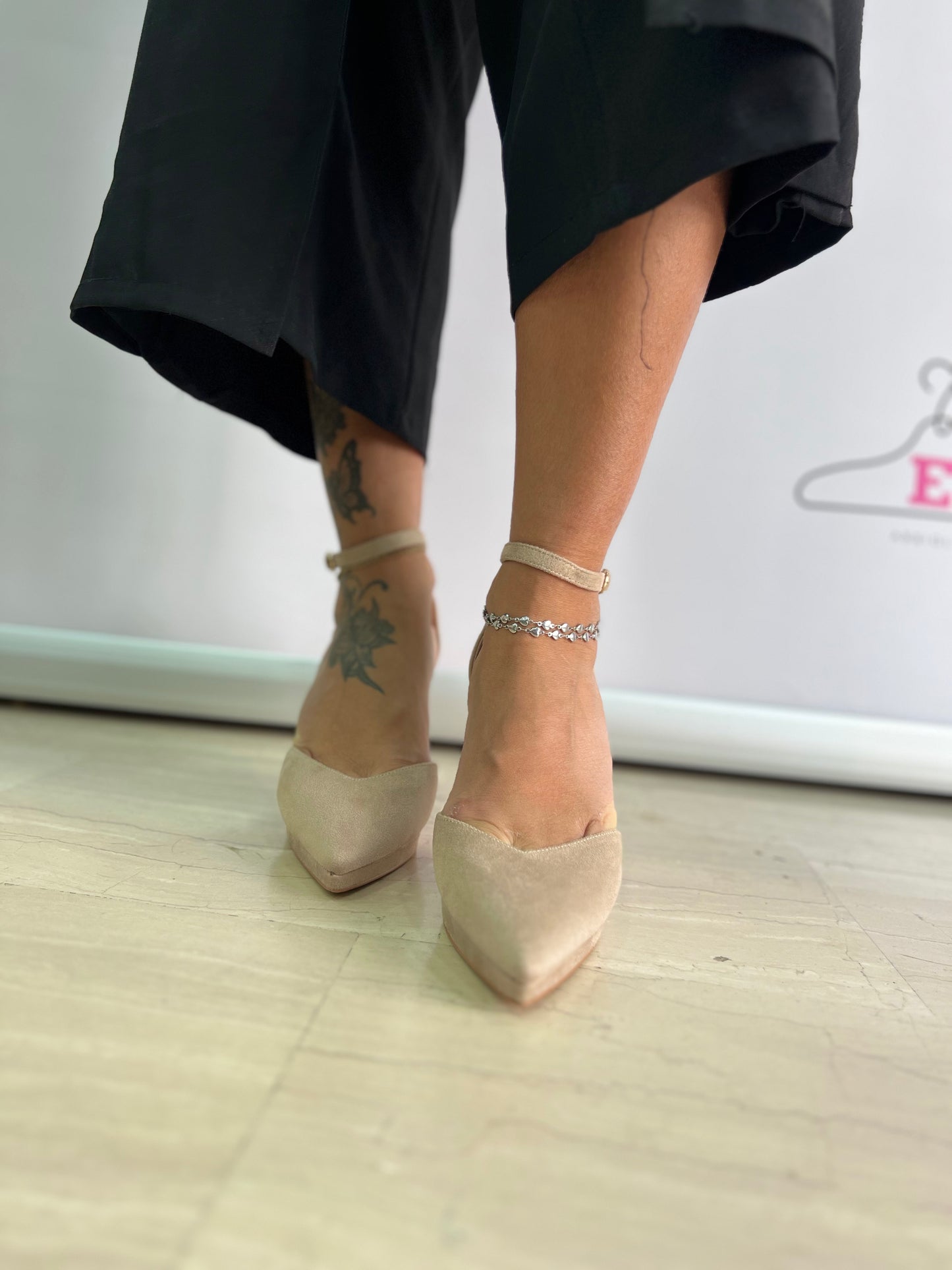 Beige und schwarze Pumps mit spitzer Spitze, Absatz und Riemchen