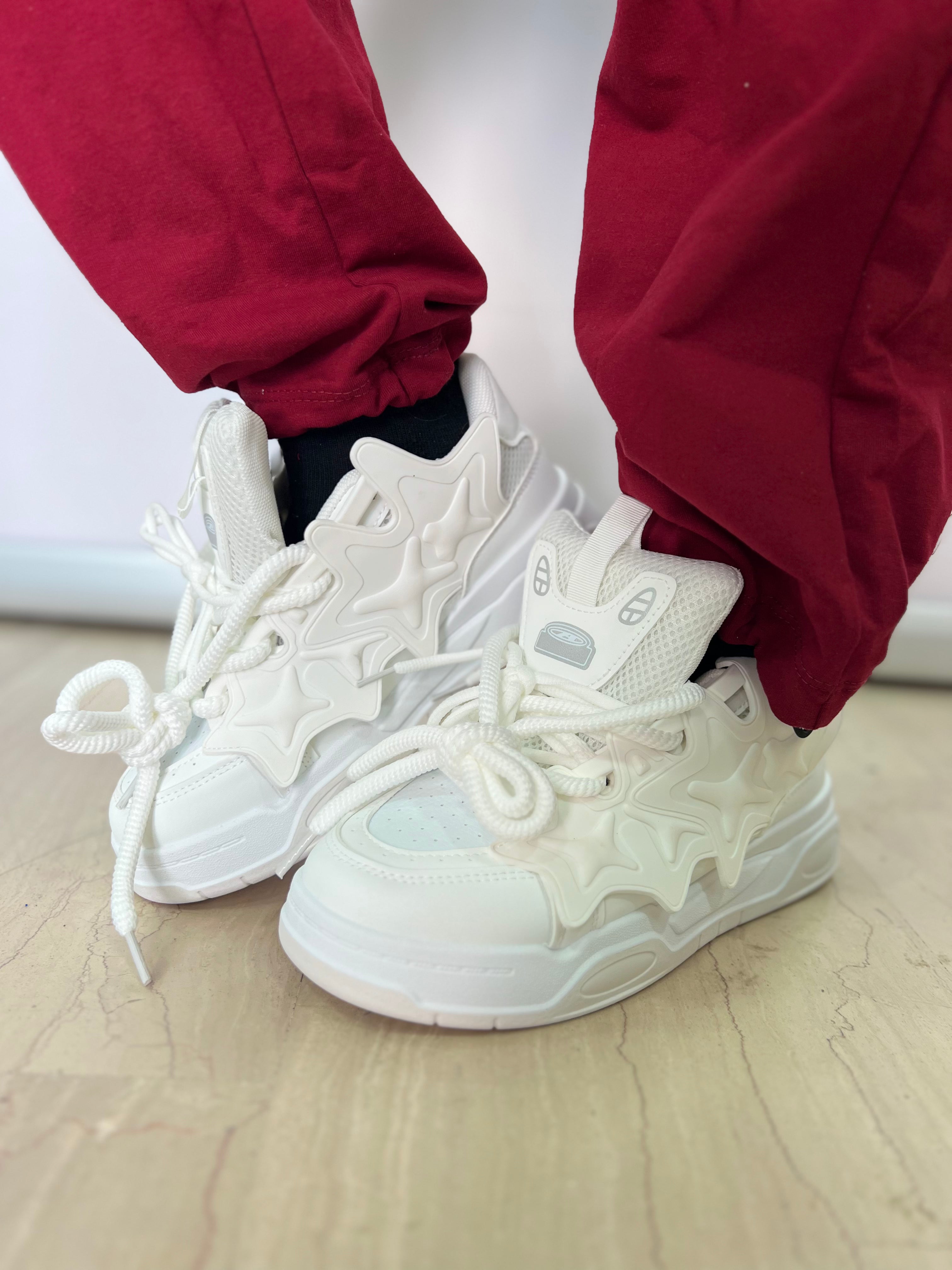 Sneakers bianche con design a stella scolpita e suola chunky