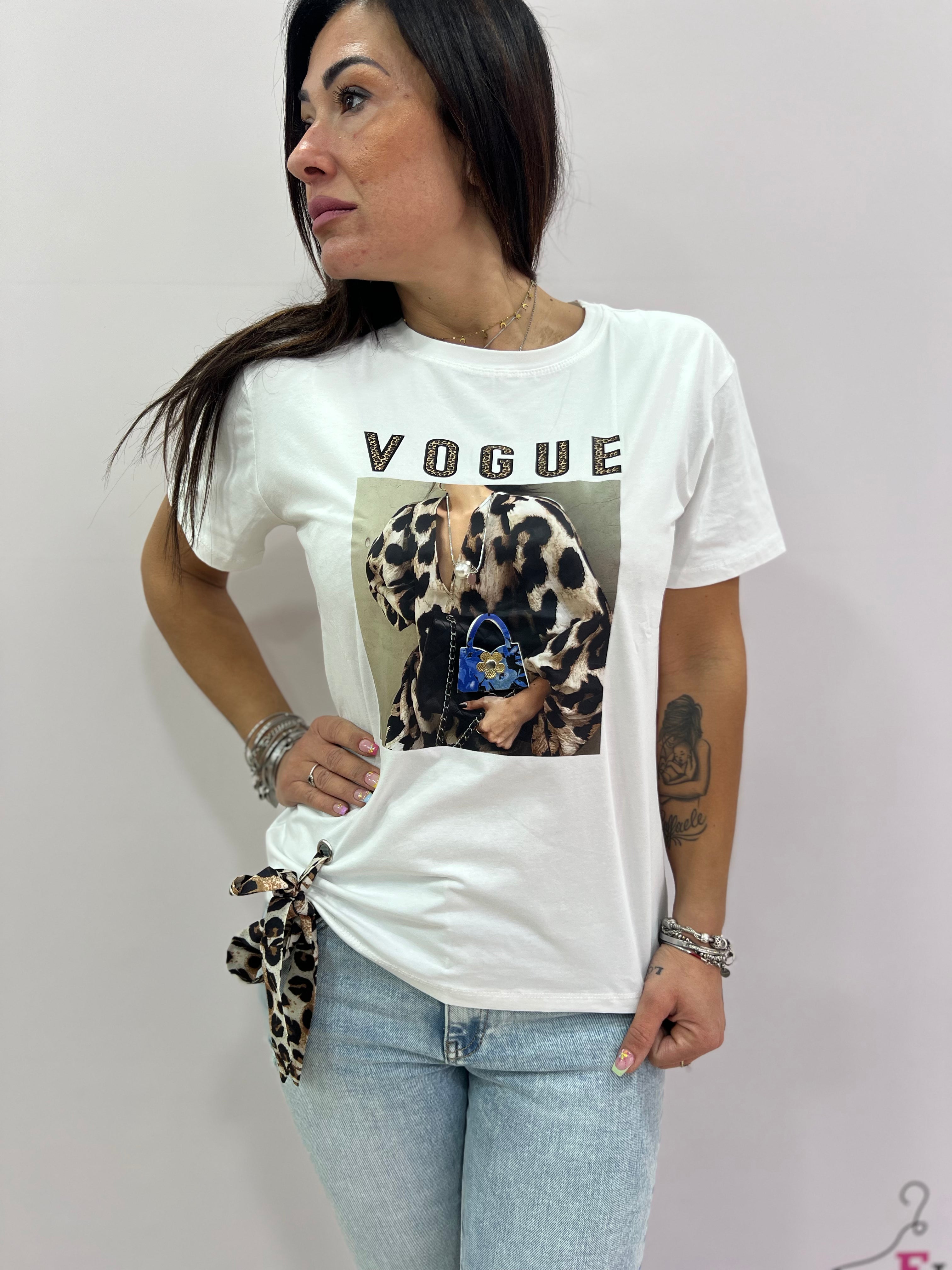 T-shirt donna "VOGUE" con stampa fashion e fiocco animalier – bianca o nera SM/LXL