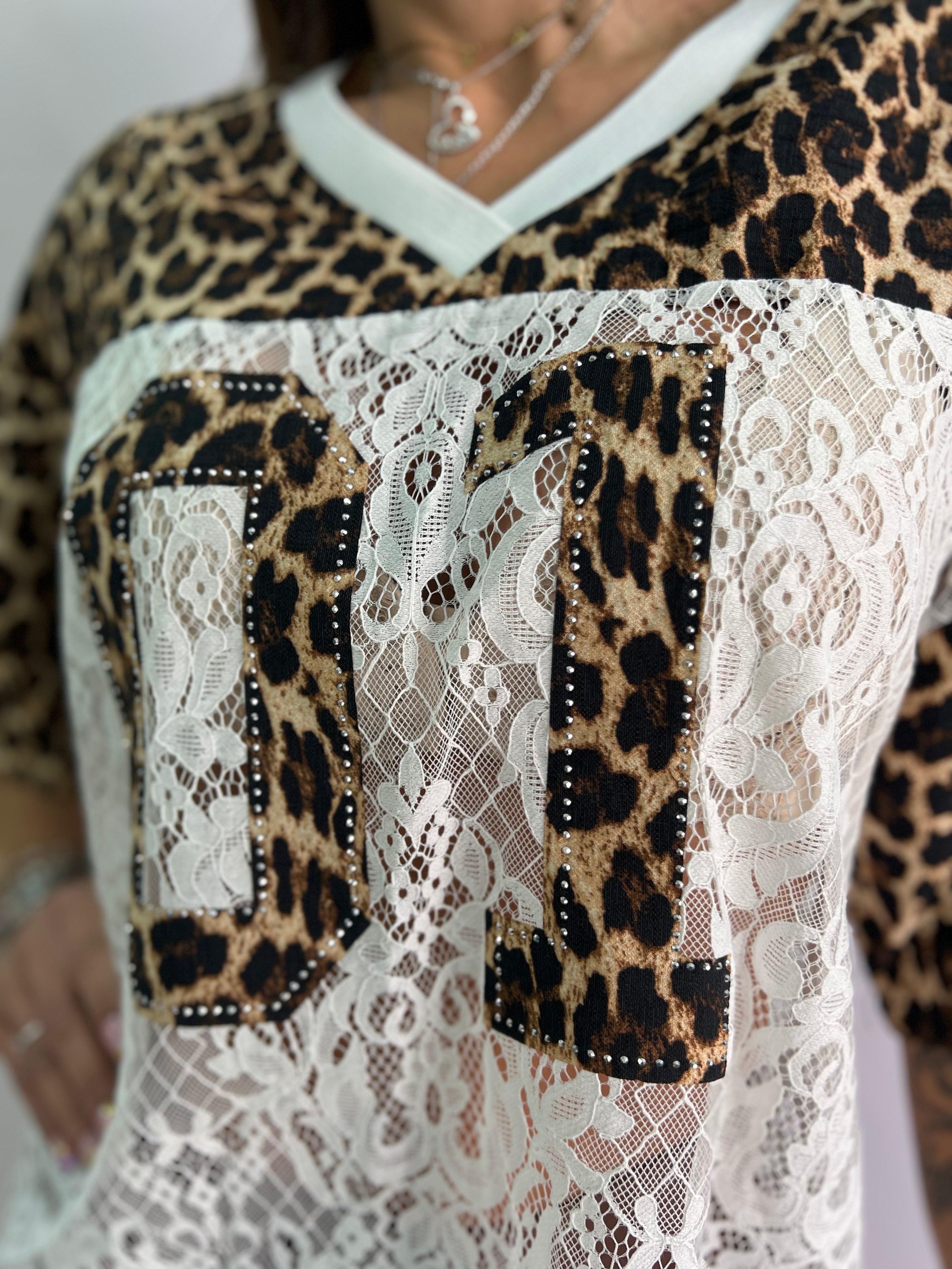 Maglietta Leopardata con Inserti in Pizzo e Scritta Glitter