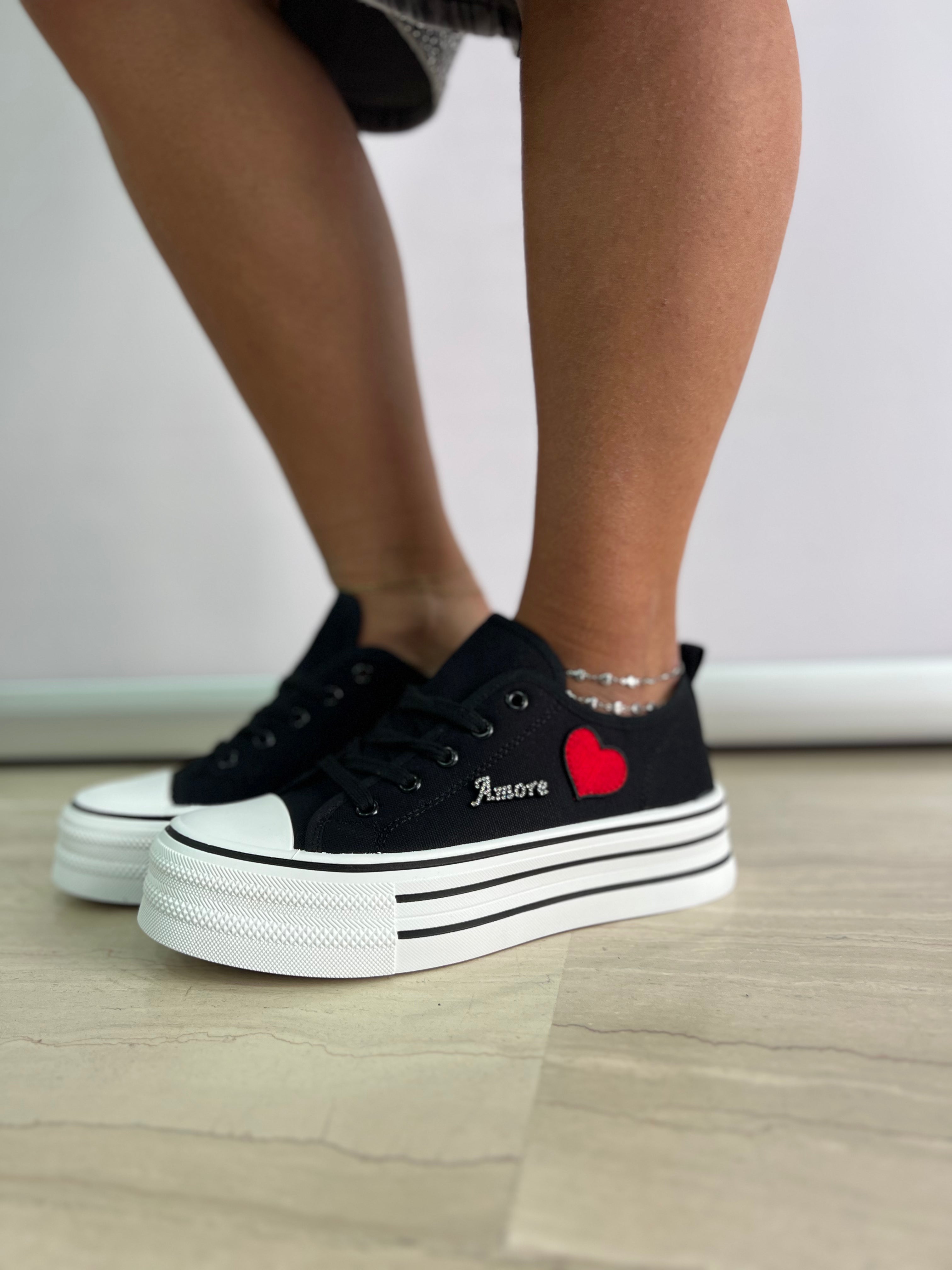 Sneakers Casual Nere con Ricamo Cuore e Scritta Bianca