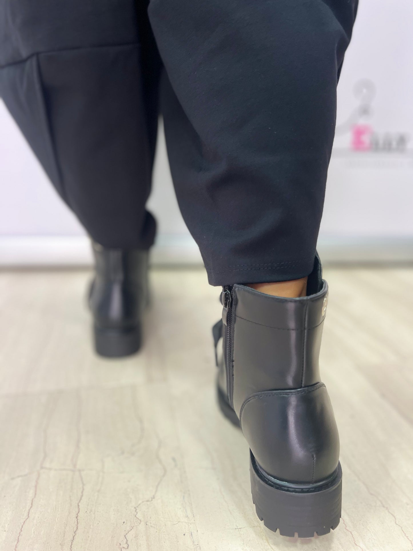 Scarpe anfibi in pelle e con perle
