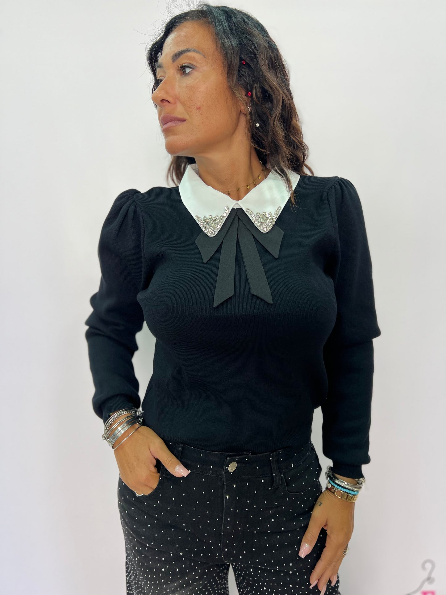 Maglia con colletto Swarovski e cravatta