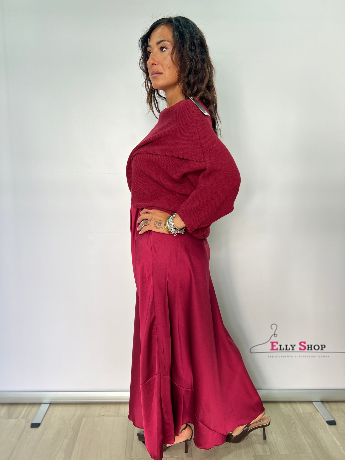 Vestito in raso con copri spalla in lana