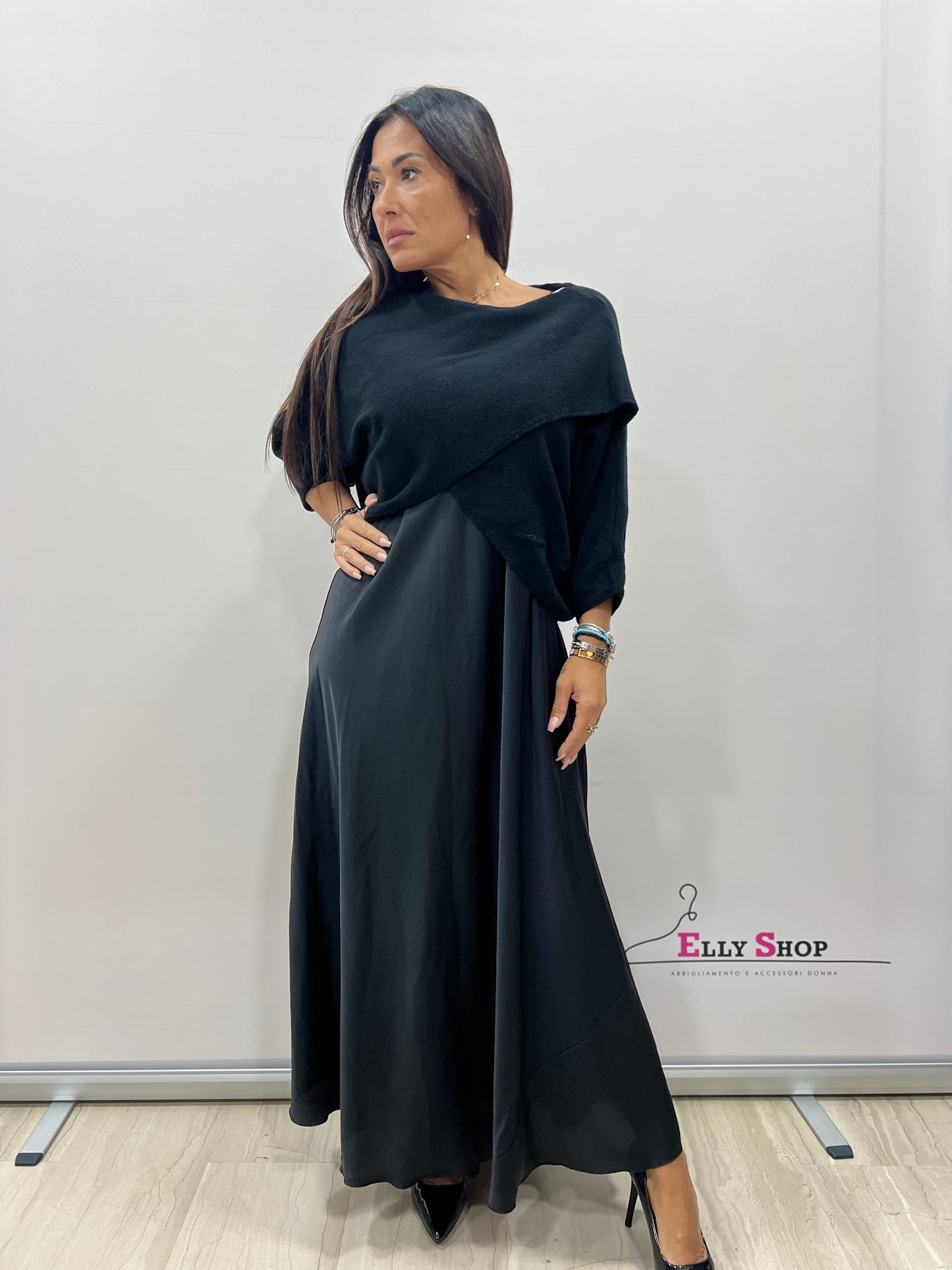 Vestito in raso con copri spalla in lana