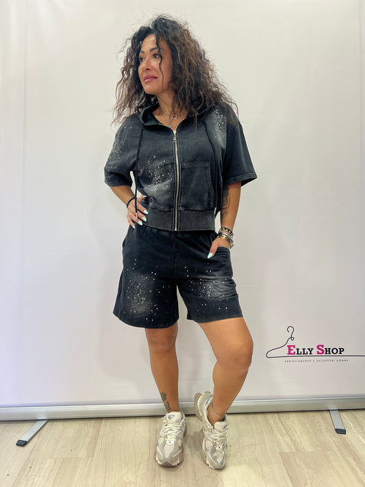 Completo donna sporty chic con zip e shorts