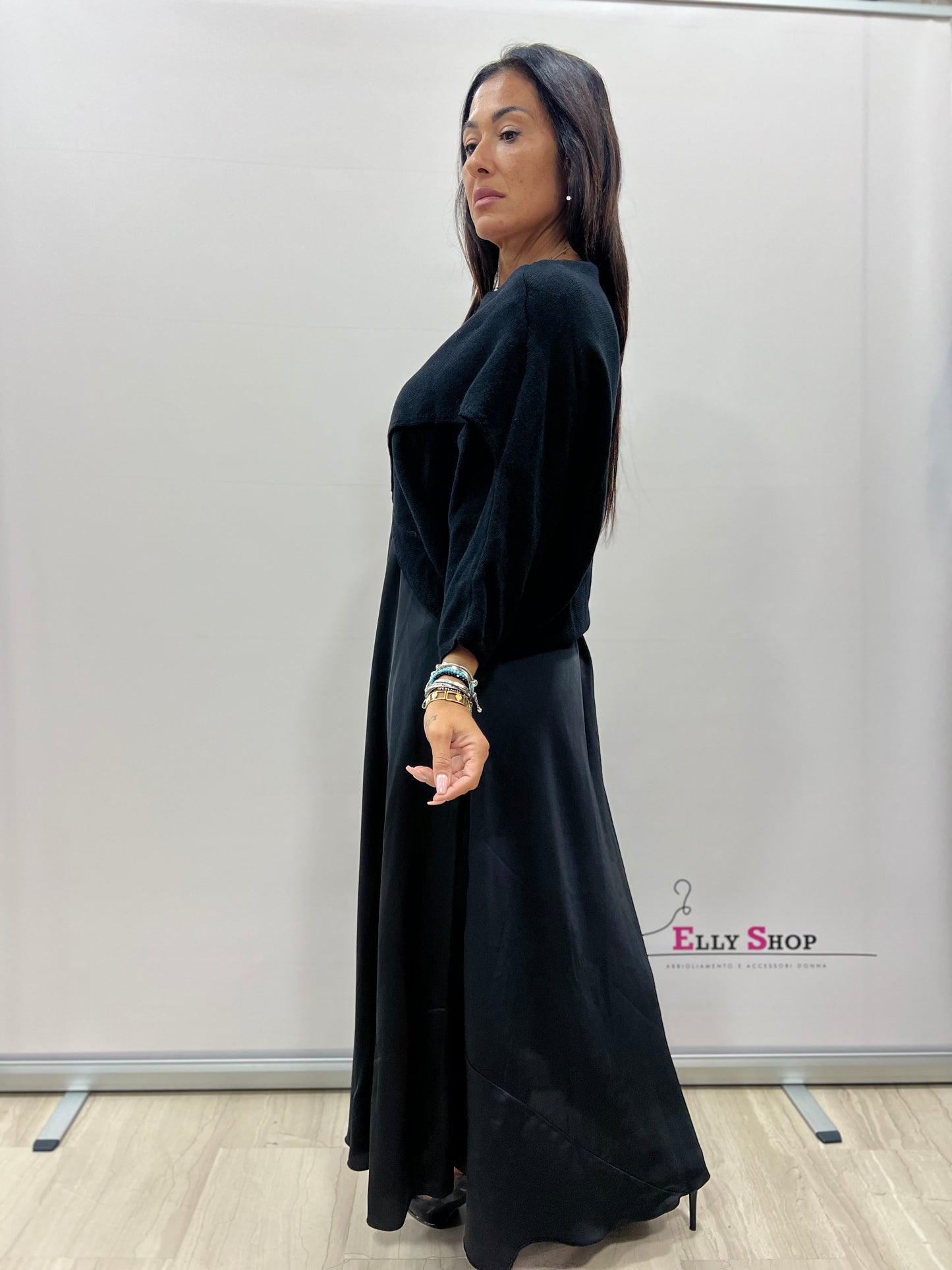 Vestito in raso con copri spalla in lana