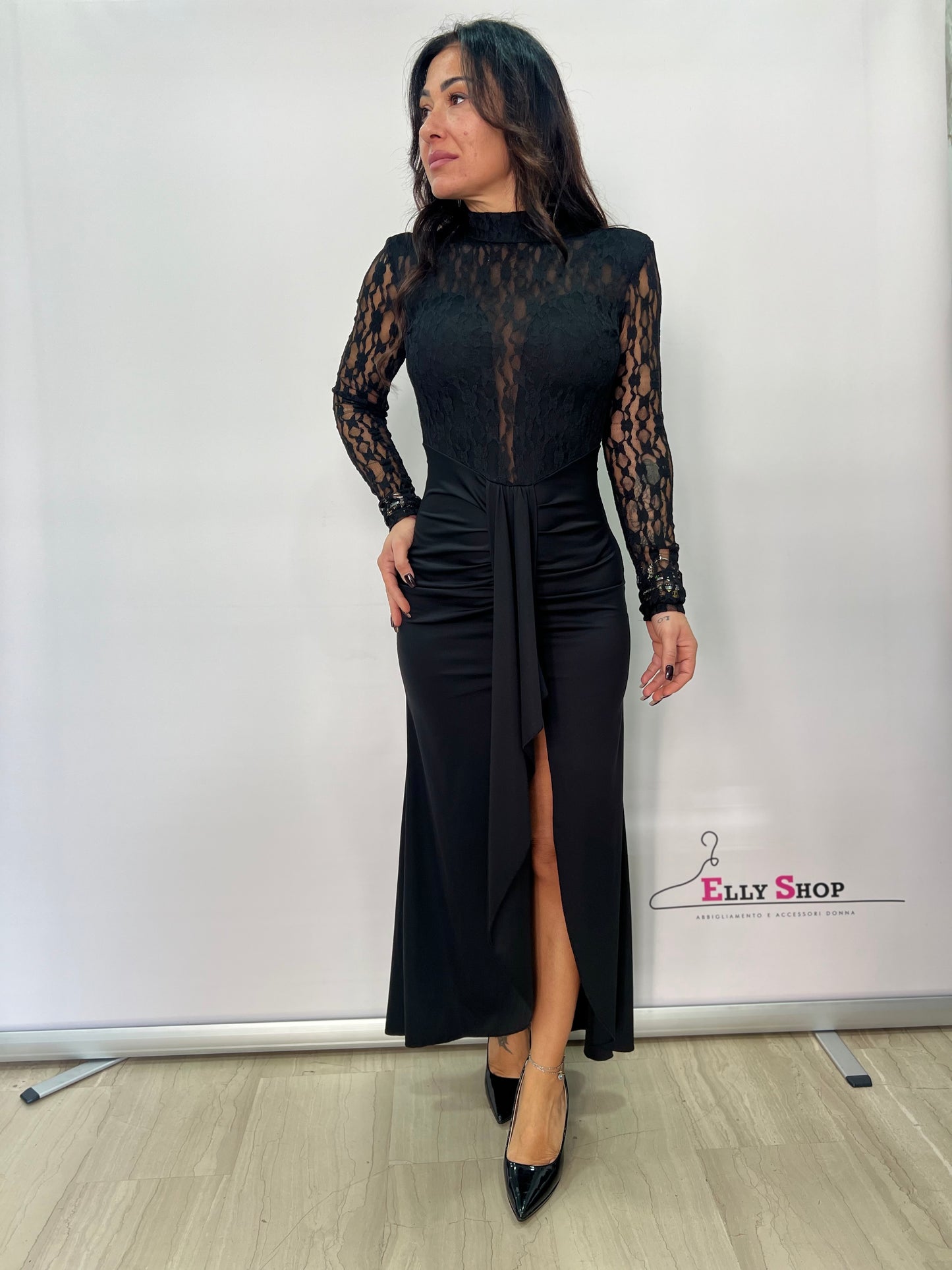 Abito lungo elegante in pizzo con spacco