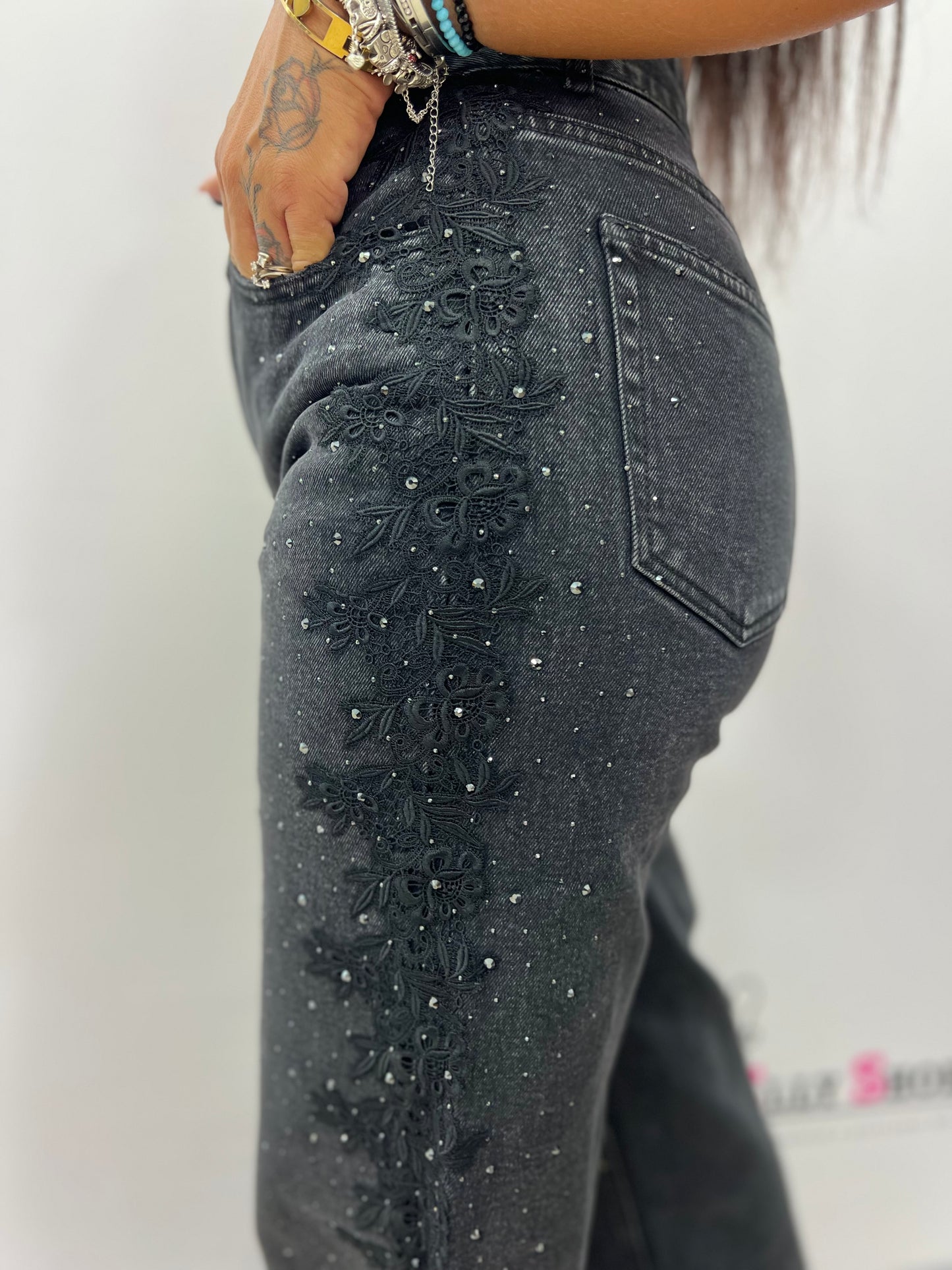 Jeans con merletto e brillantini