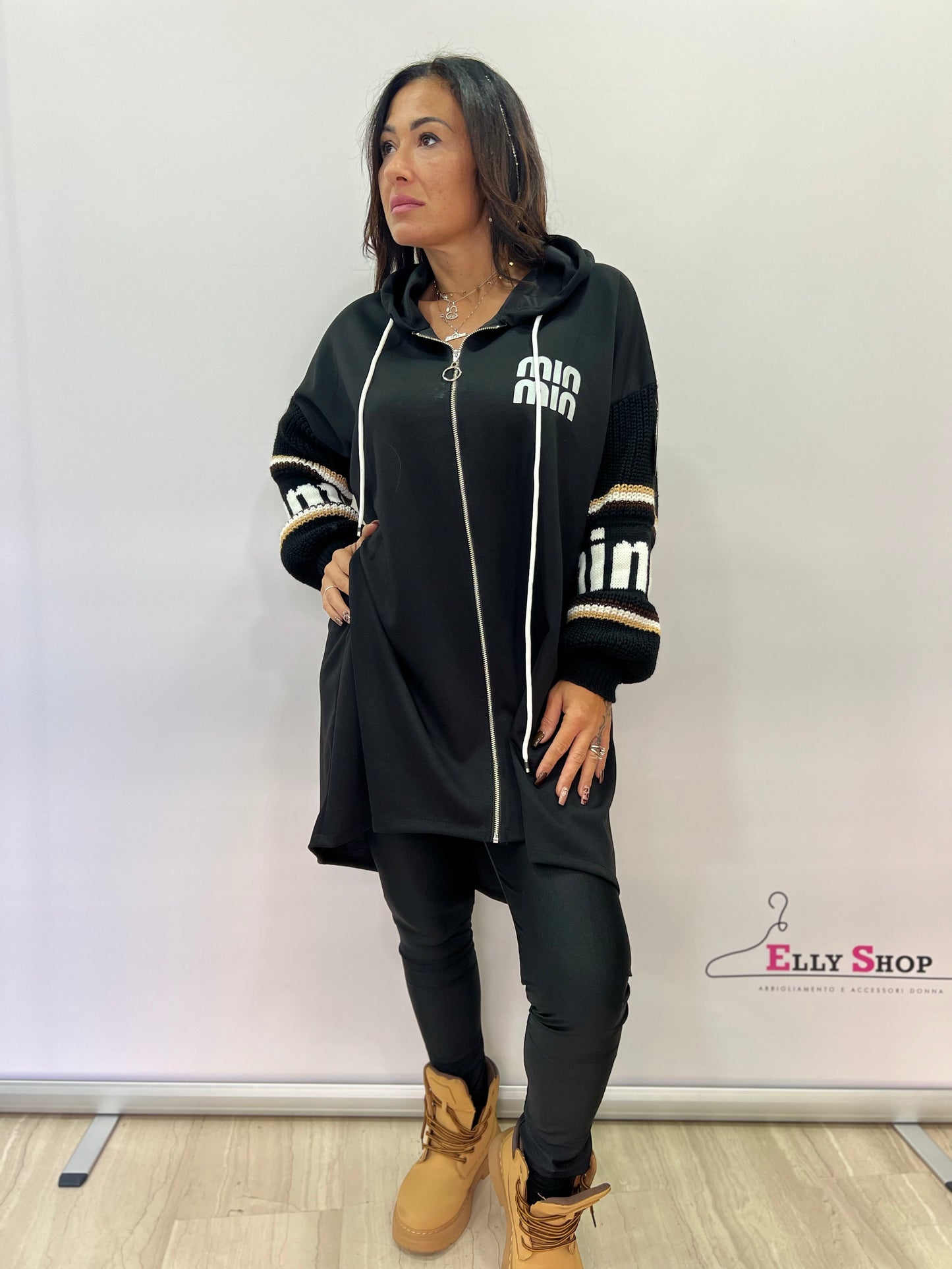 Felpa lunga curvy con cappuccio e maniche a maglia