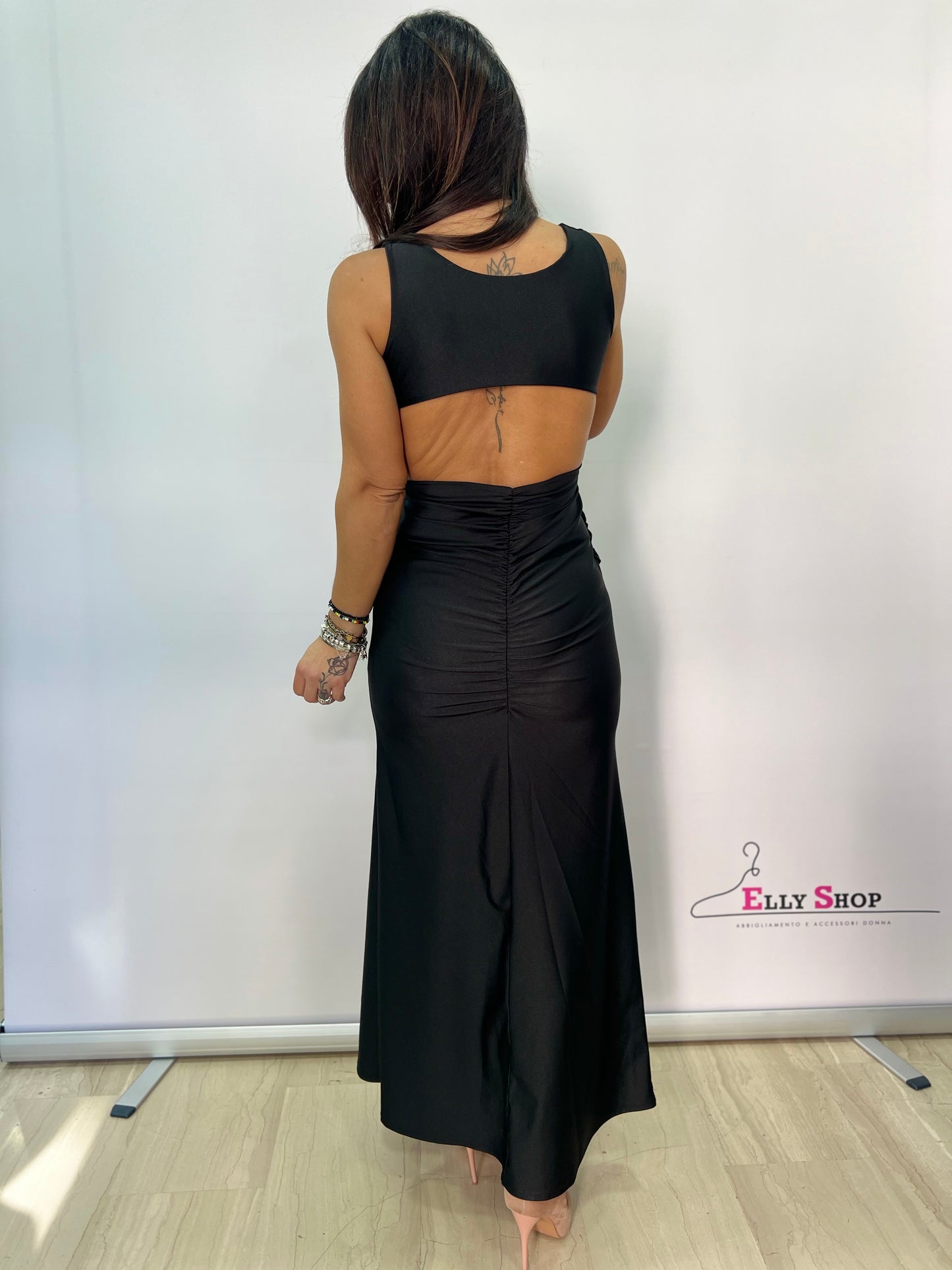 Abito lungo elegante con drappeggio oro