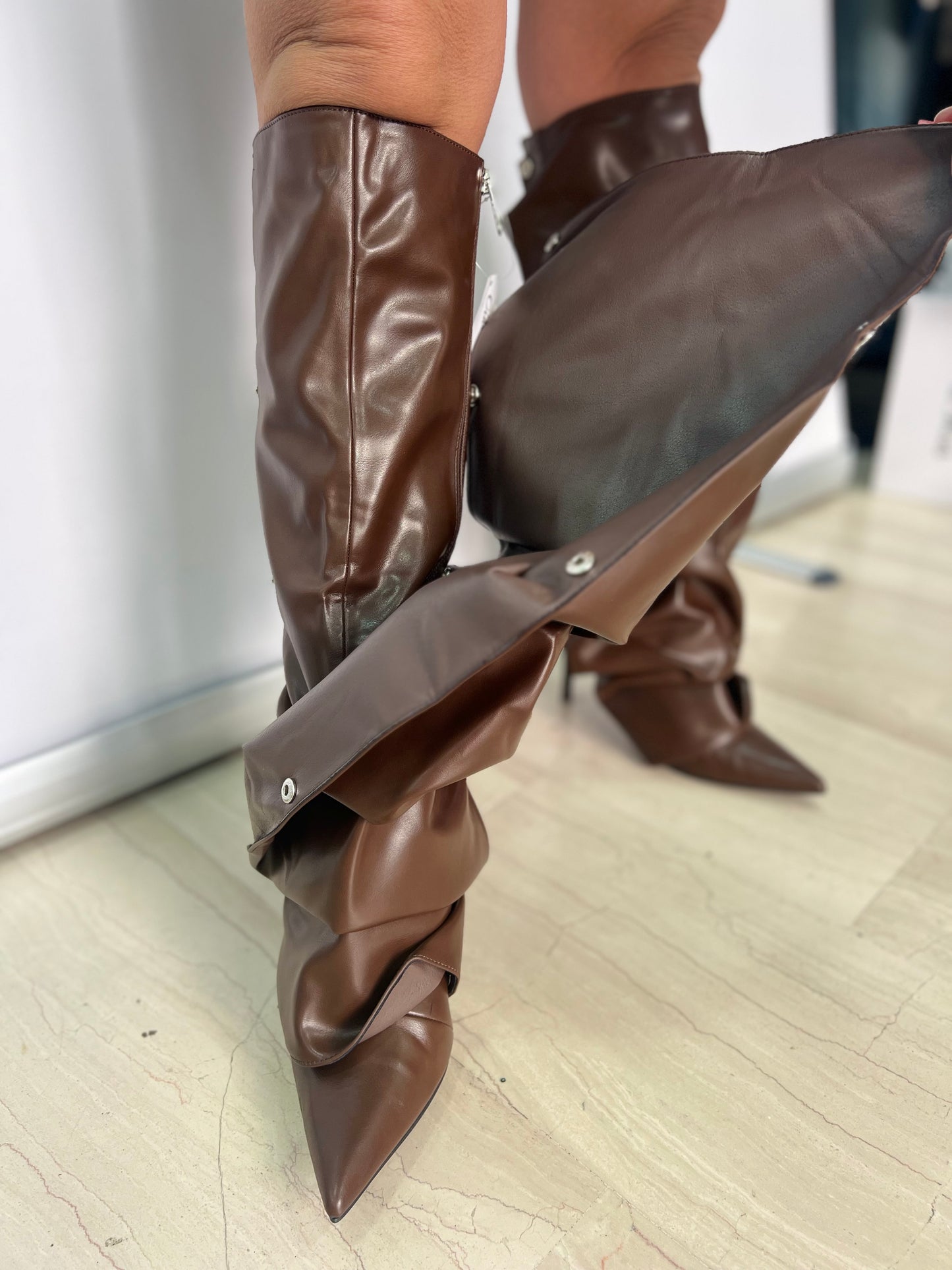 Stivali al ginocchio marroni con tacco a spillo