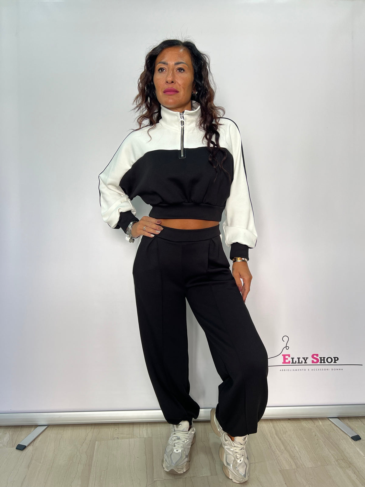 Completo Donna Sporty Chic Bicolore con Felpa Crop e Pantalone