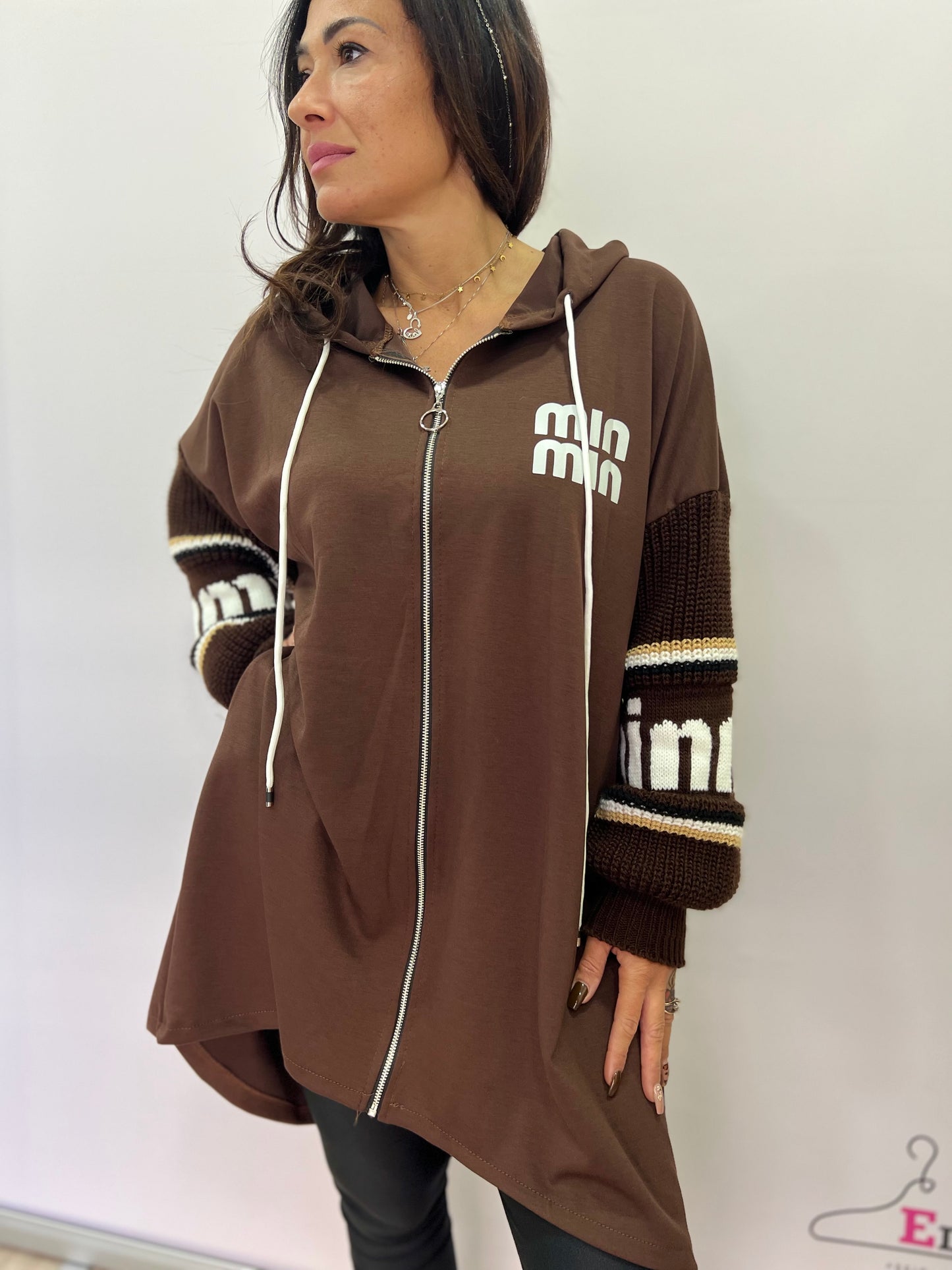 Felpa lunga curvy con cappuccio e maniche a maglia