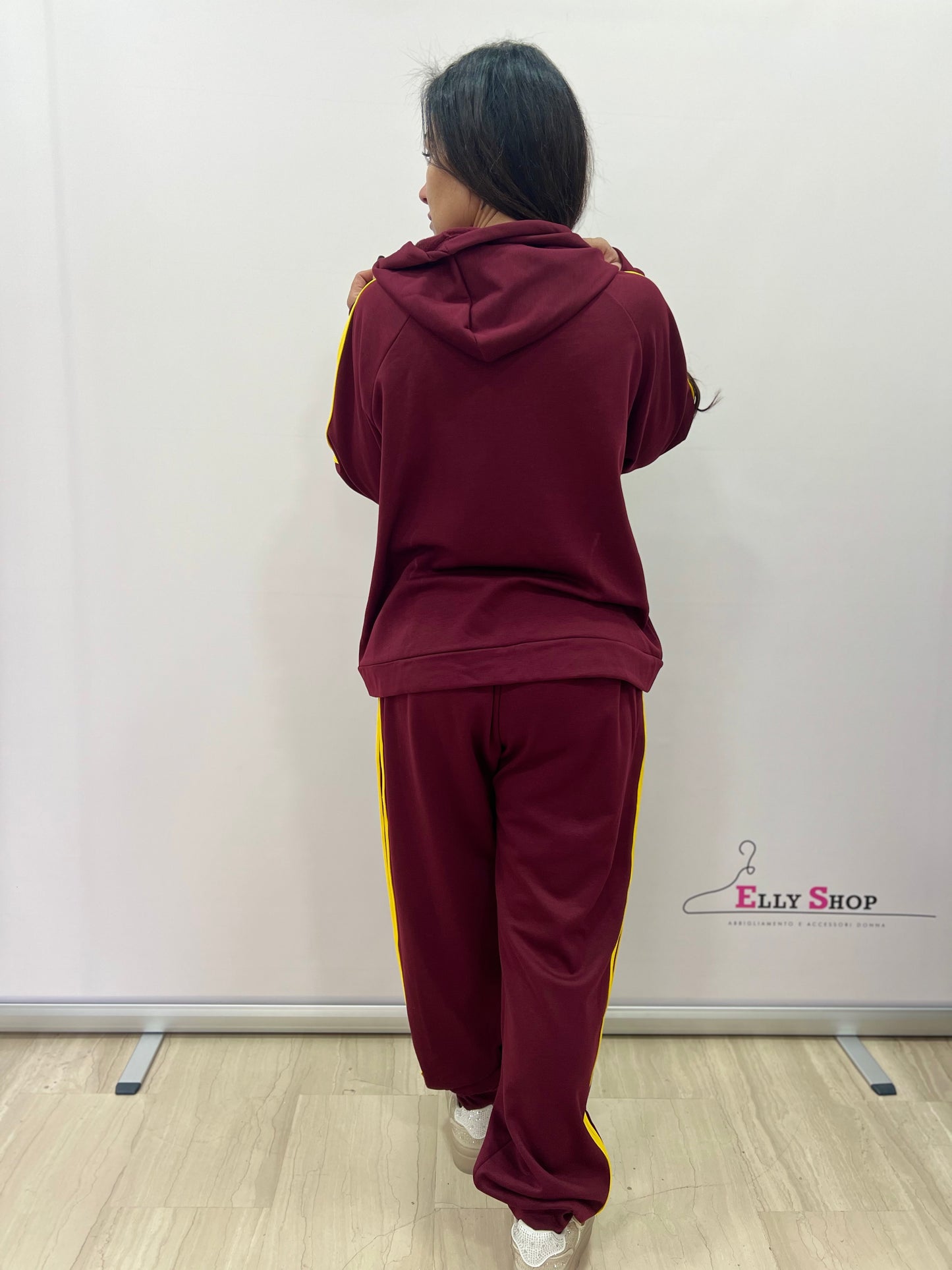 Completo tuta donna curvy sportivo con bande gialle