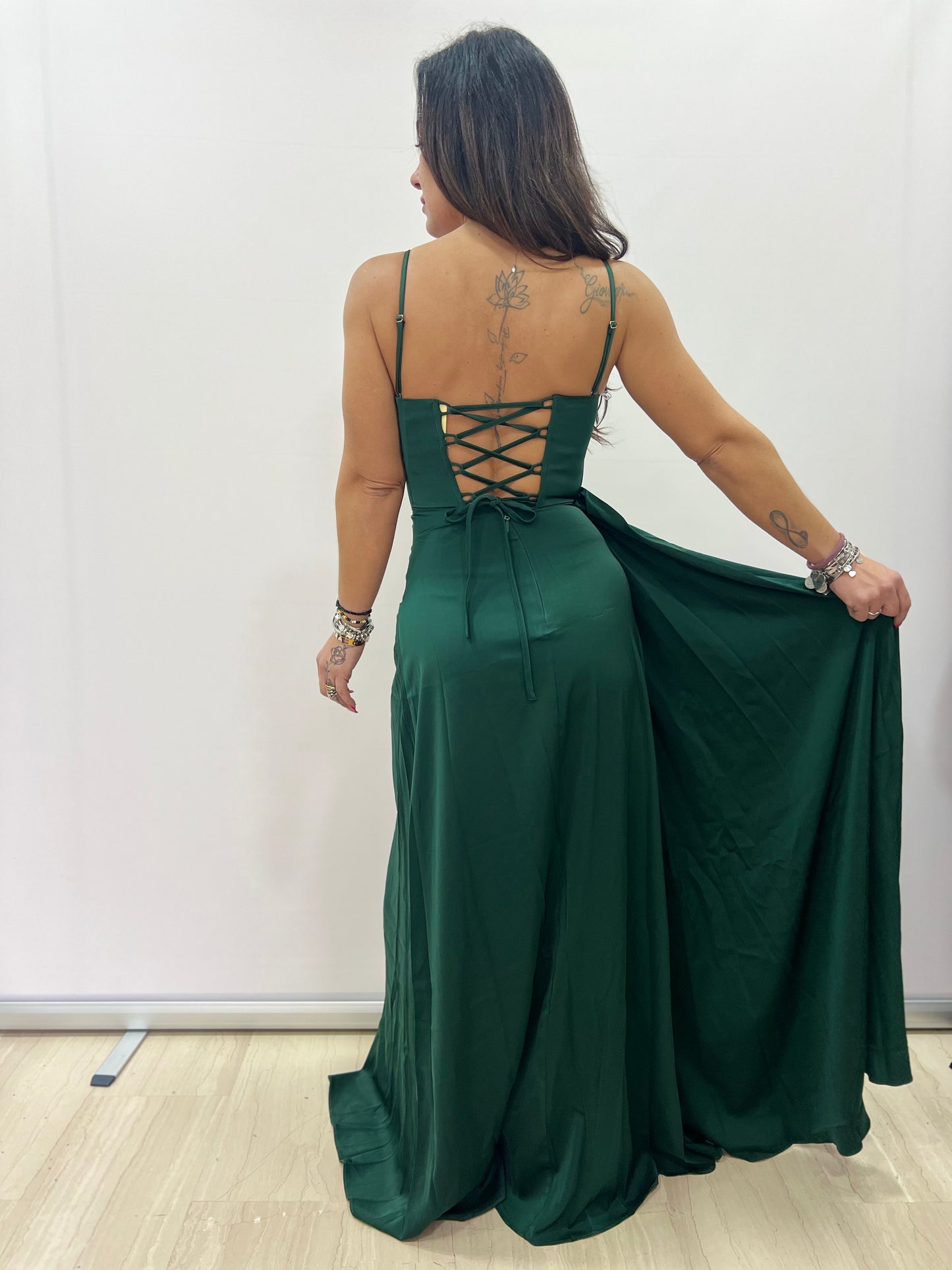 Abito lungo verde elegante con drappeggio