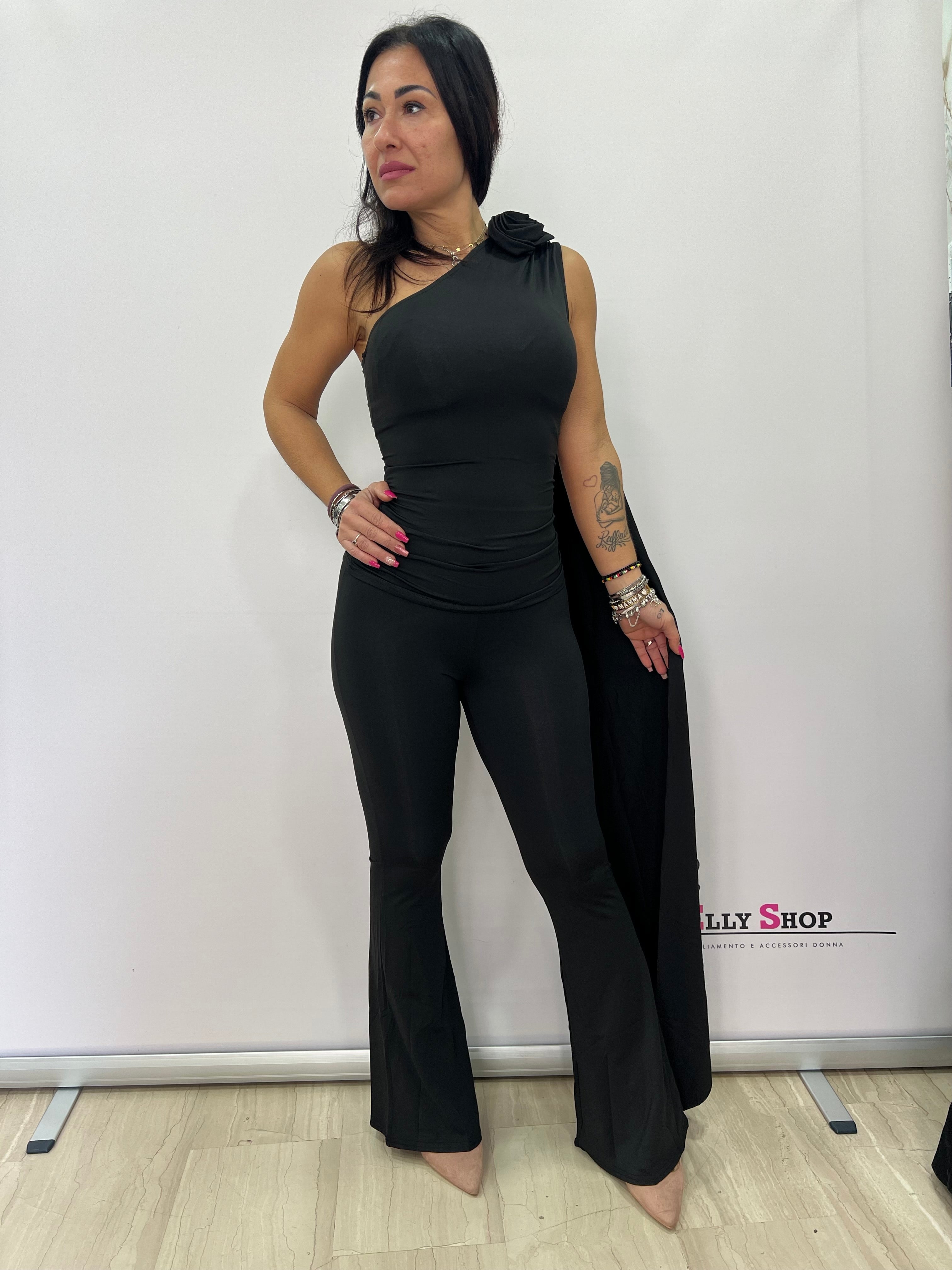 Completo elegante monospalla con cappa