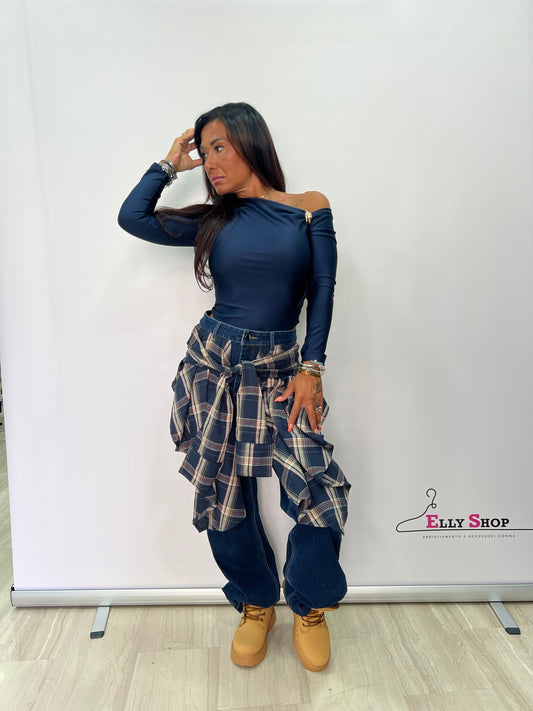 Jeans con camicia in vita