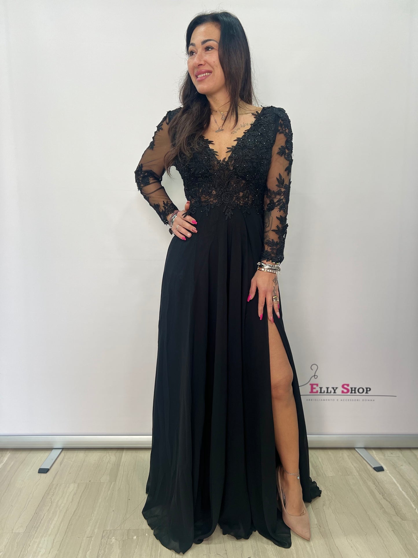 Abito lungo elegante nero con pizzo e spacco