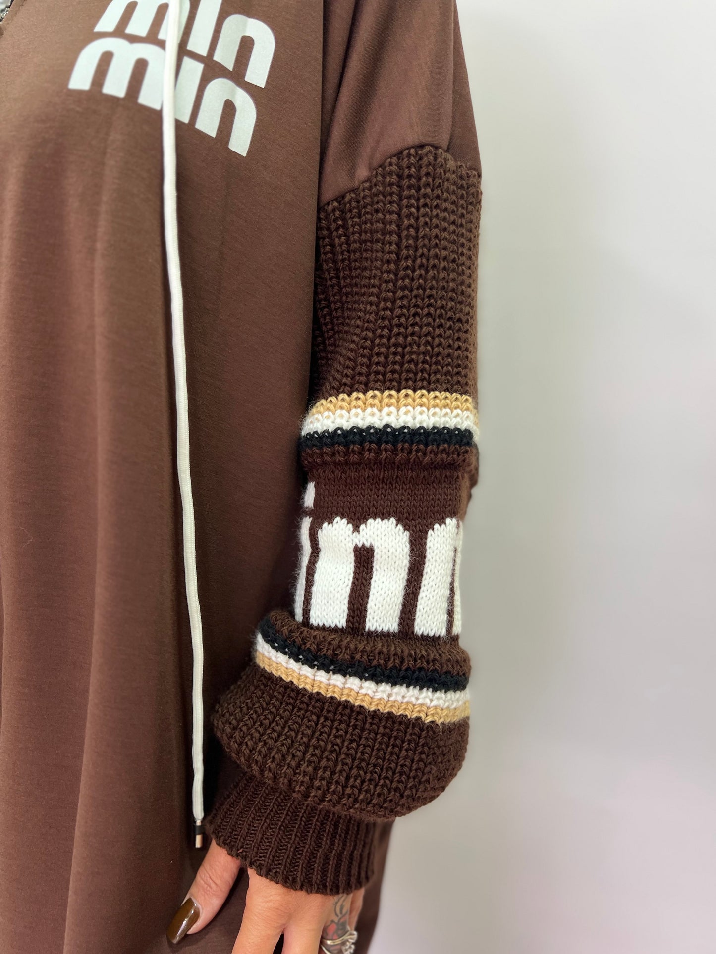 Felpa lunga curvy con cappuccio e maniche a maglia