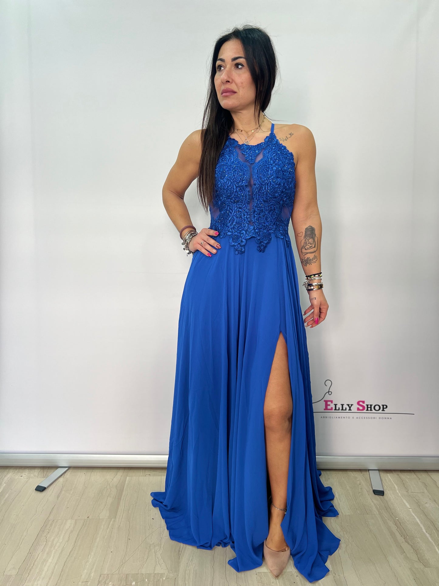 Abito lungo elegante con pizzo e spacco