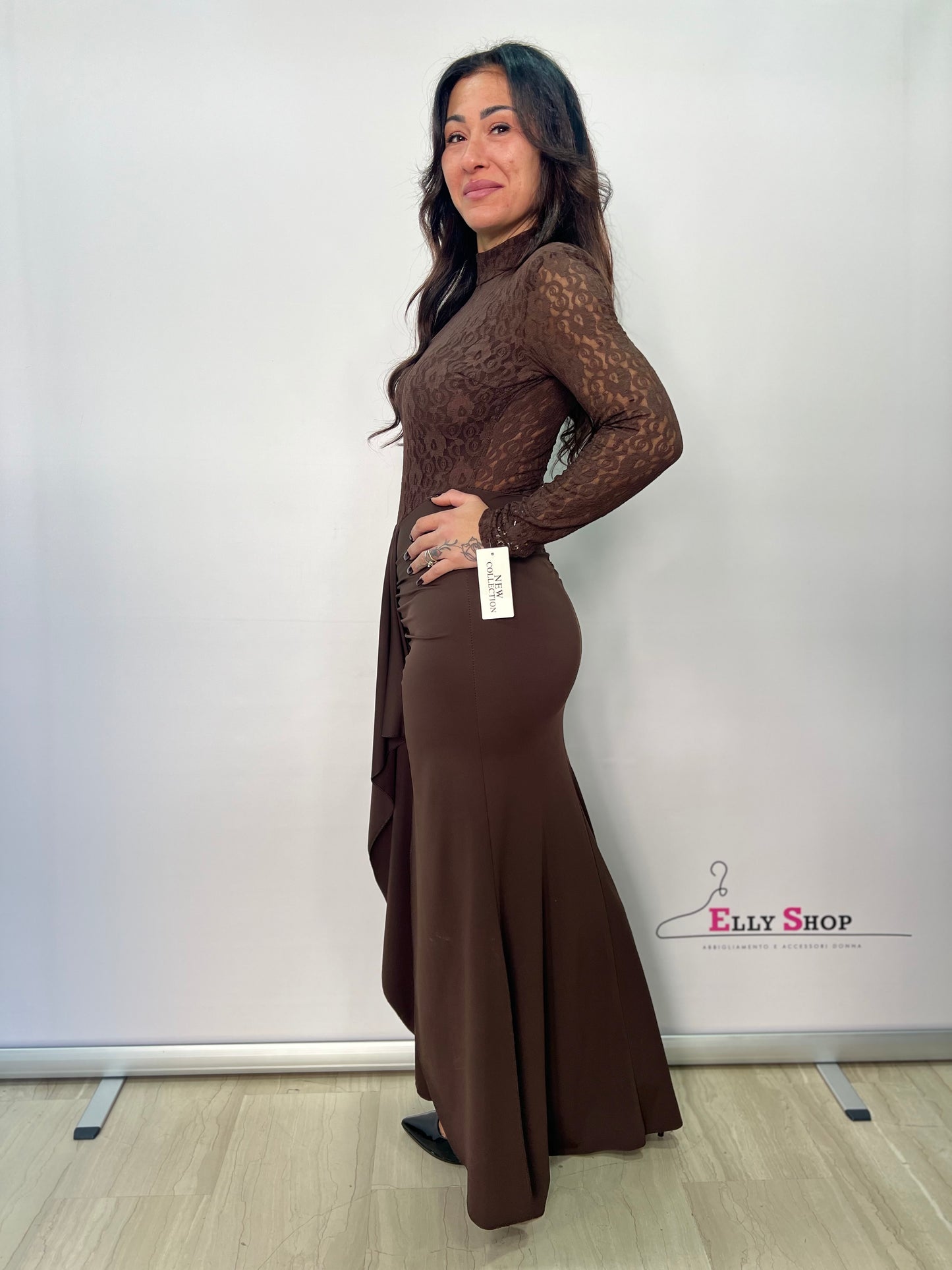 Abito lungo elegante in pizzo con spacco