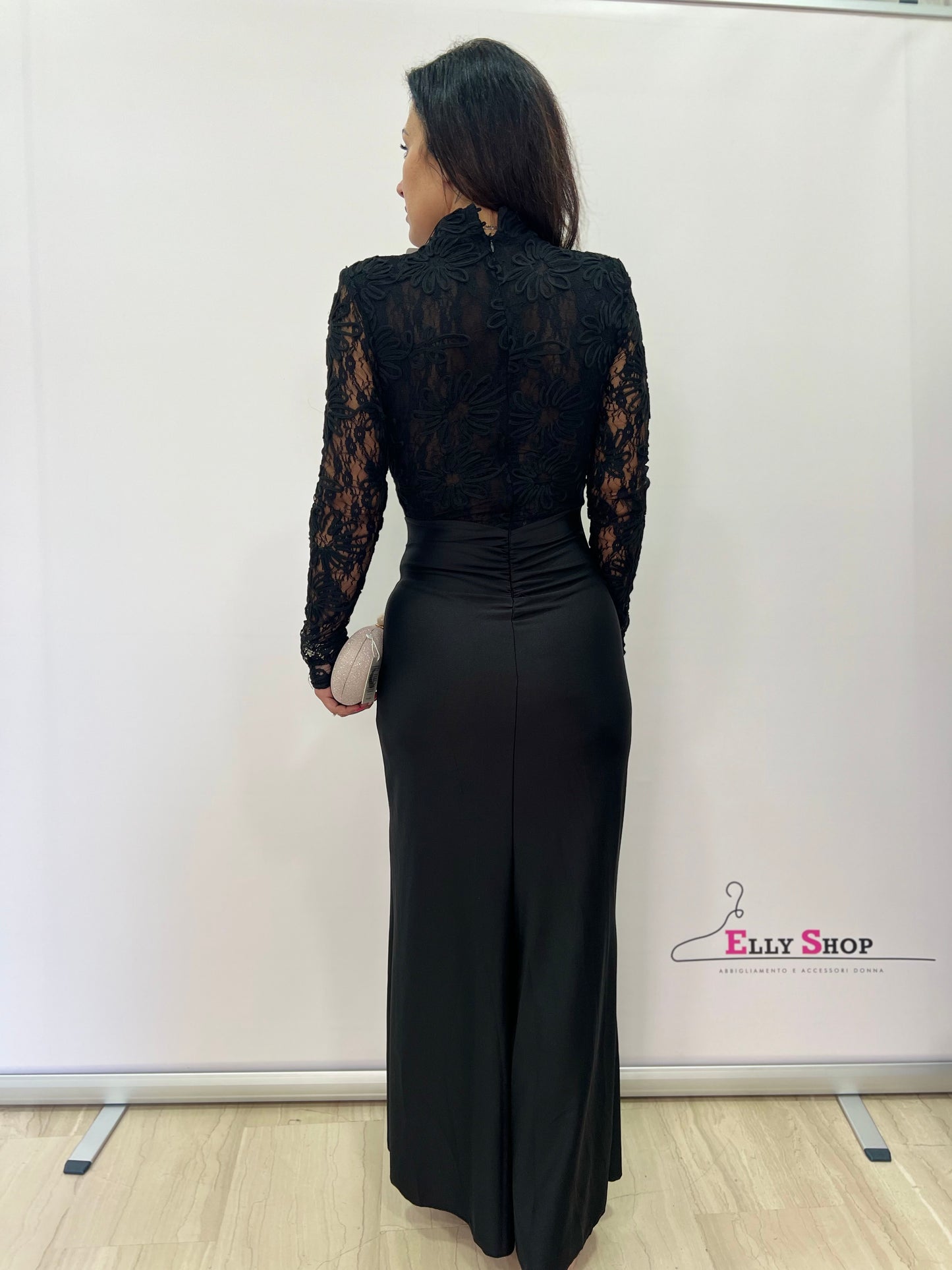 Abito lungo elegante in pizzo con spacco