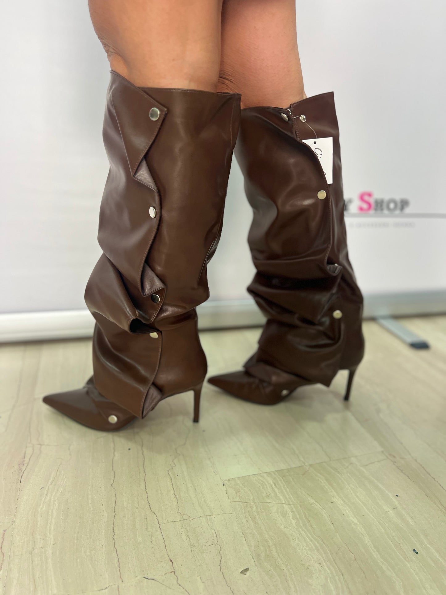 Stivali al ginocchio marroni con tacco a spillo
