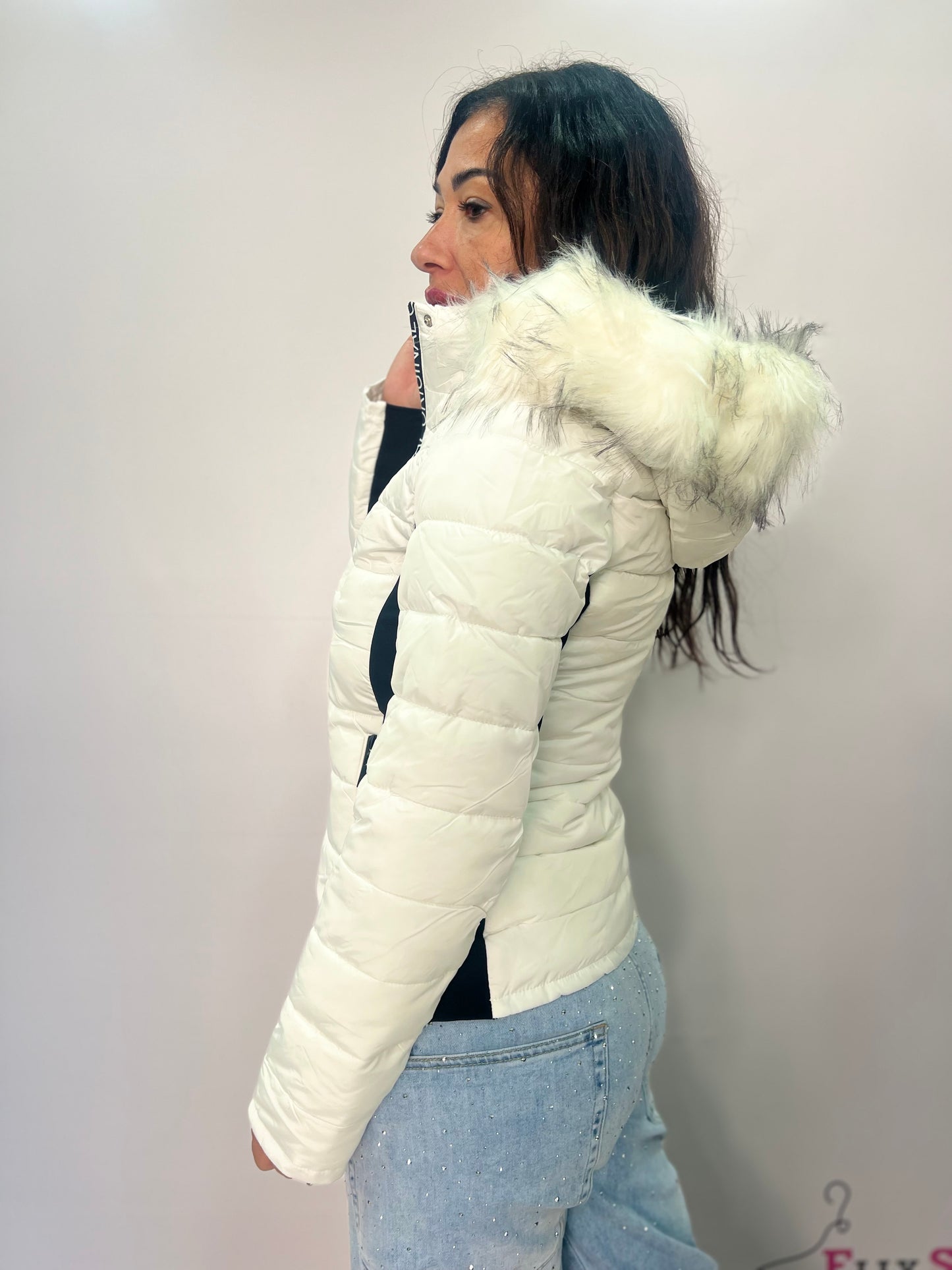 Piumino da donna corto con cappuccio e pelliccia