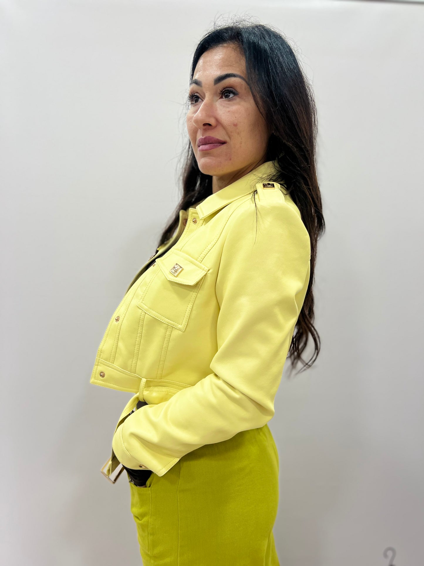 Giacca donna corta effetto pelle con cintura