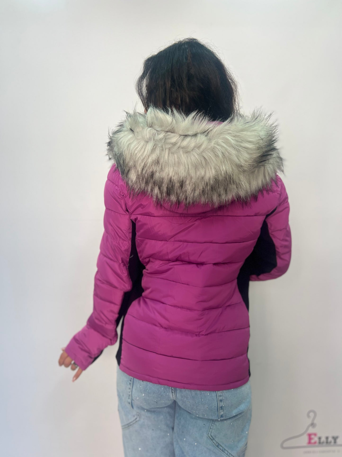 Piumino da donna corto con cappuccio e pelliccia