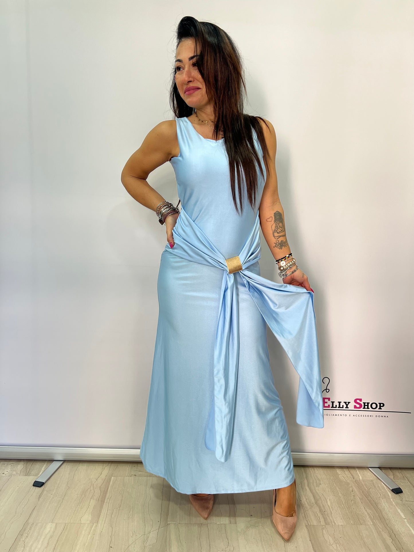 Abito lungo elegante con drappeggio oro