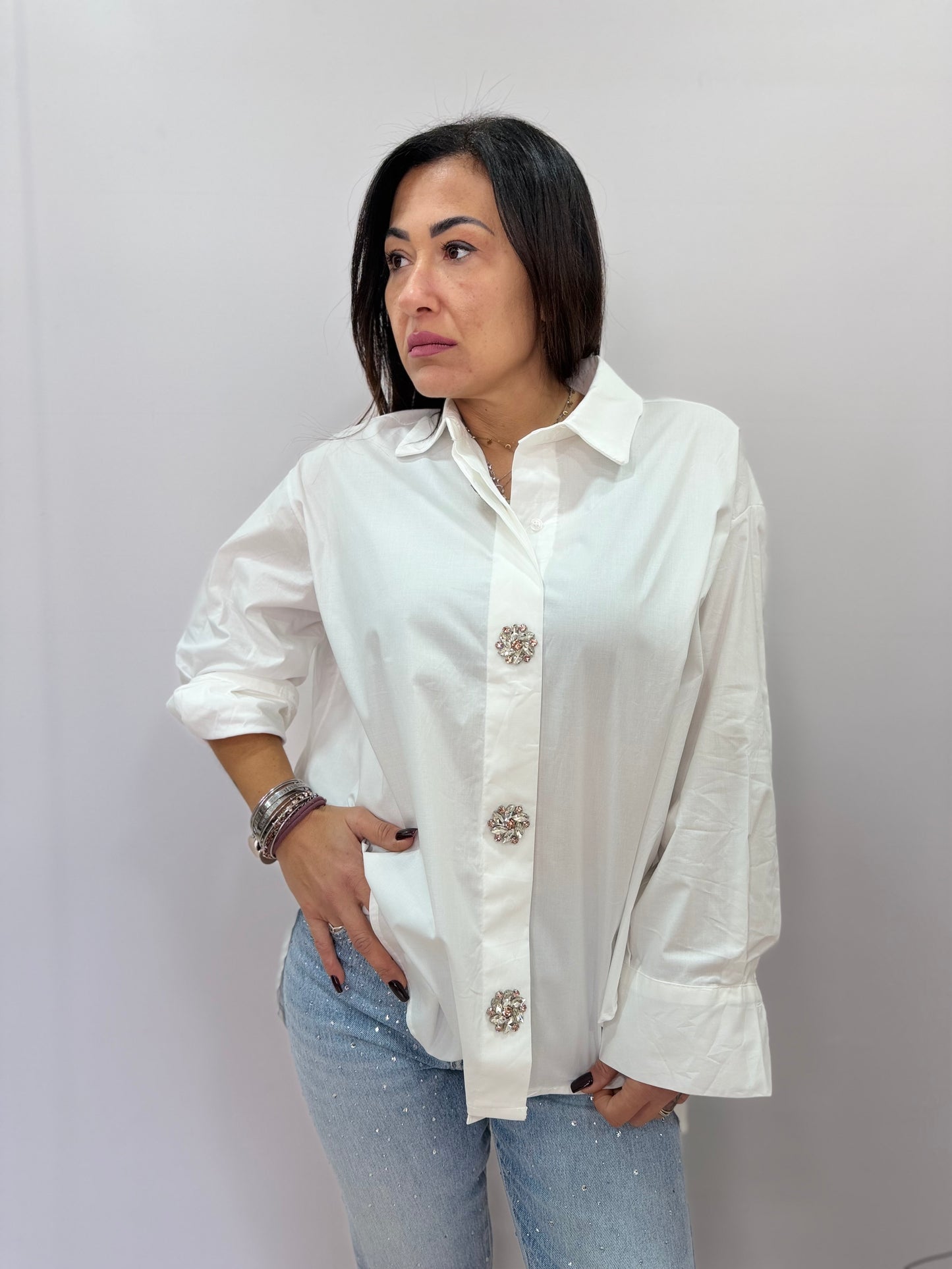 Camicia donna oversize con bottoni gioiello