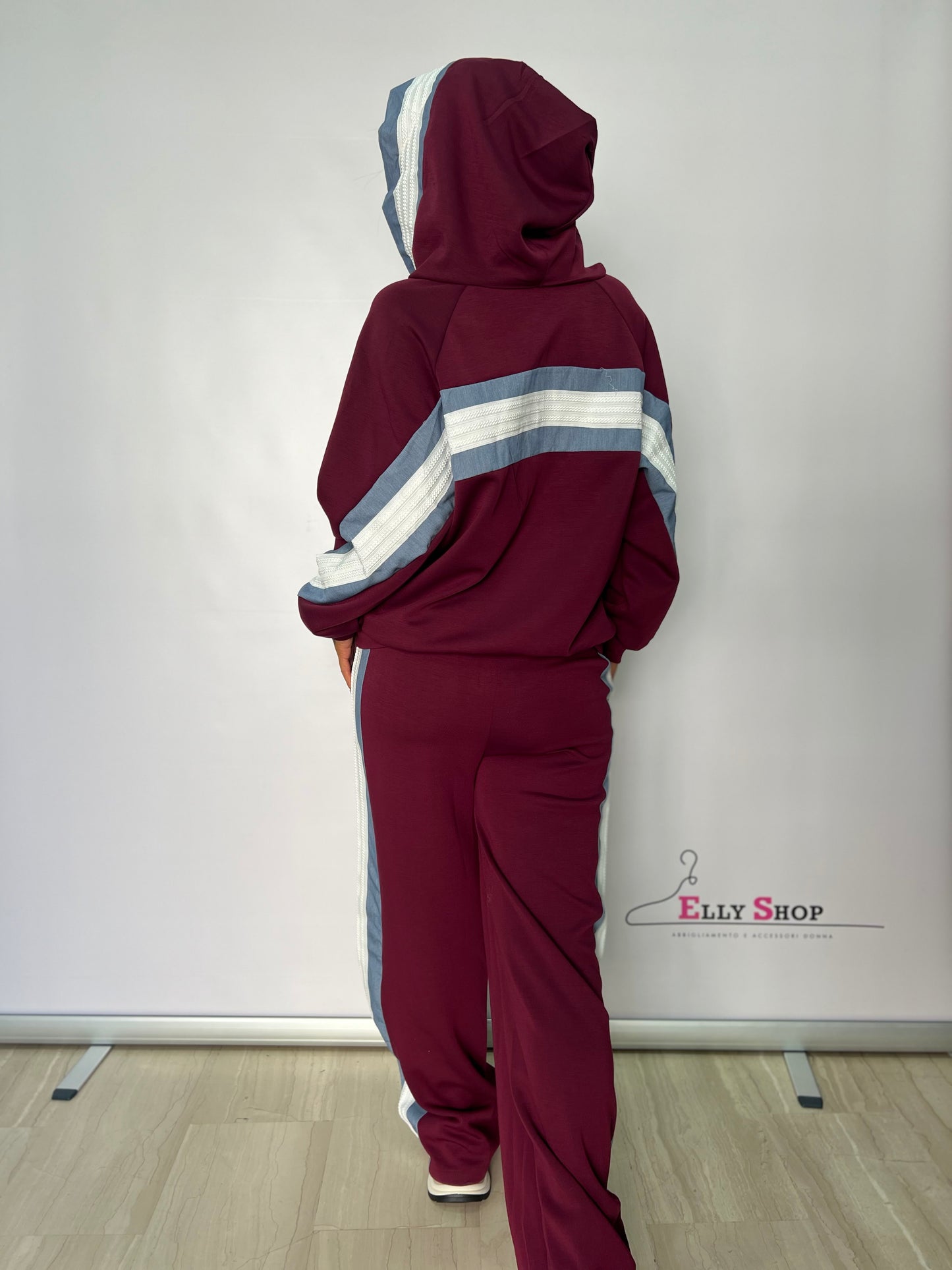 Completo tuta donna con cappuccio e ricamo