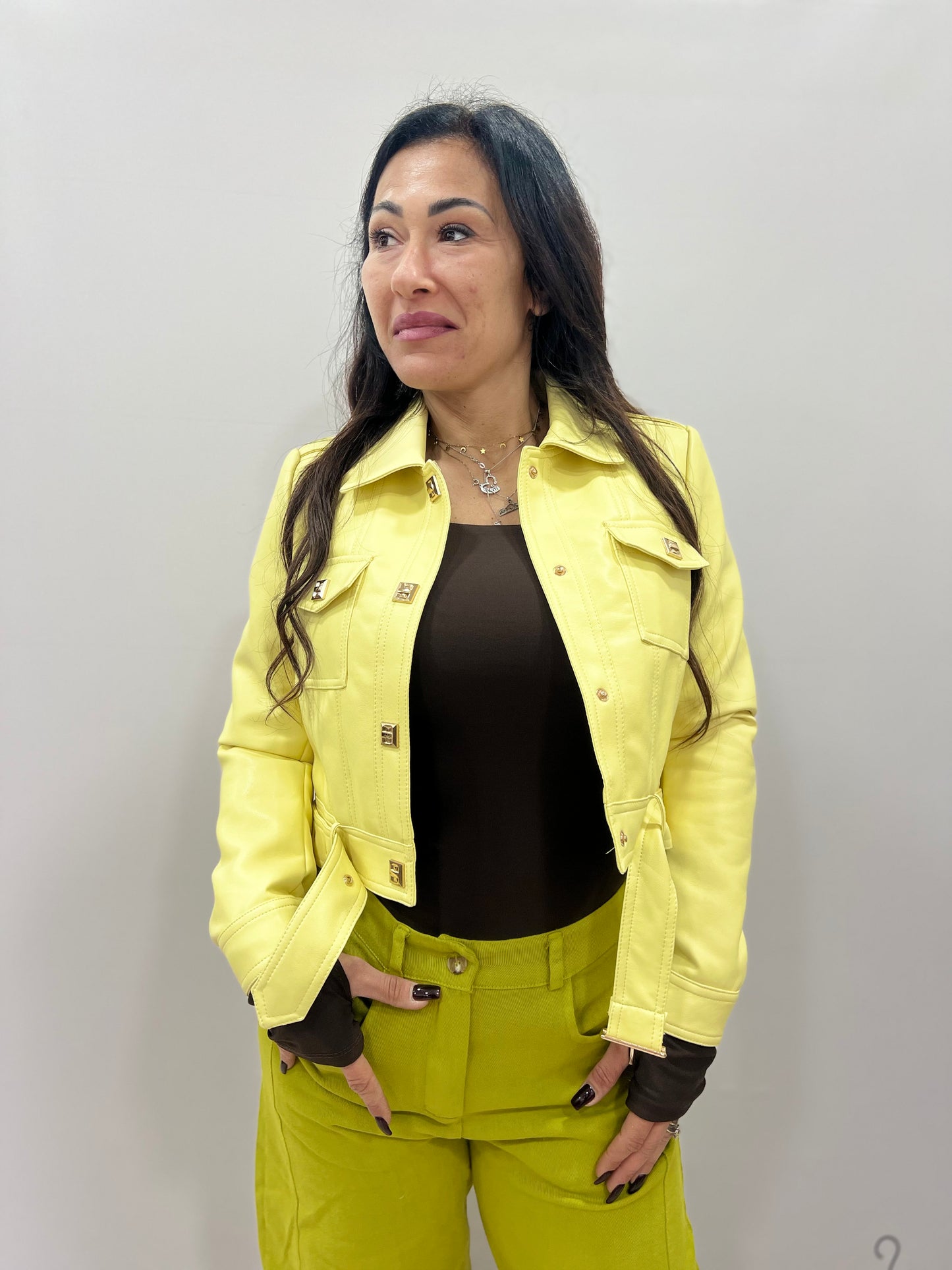 Giacca donna corta effetto pelle con cintura