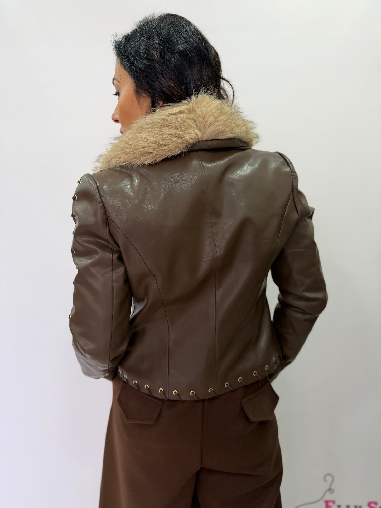 Giacca donna effetto pelle con eco pelliccia e dettagli al braccio