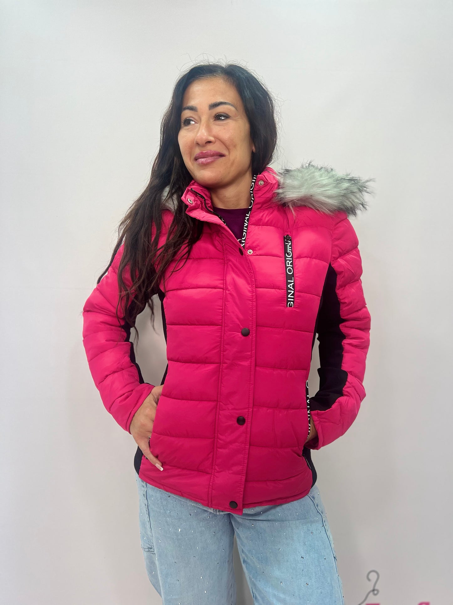 Piumino da donna corto con cappuccio e pelliccia