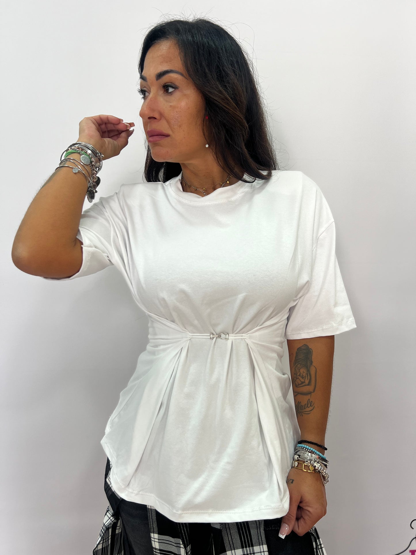 T-shirt donna con arriccio e gancio centrale