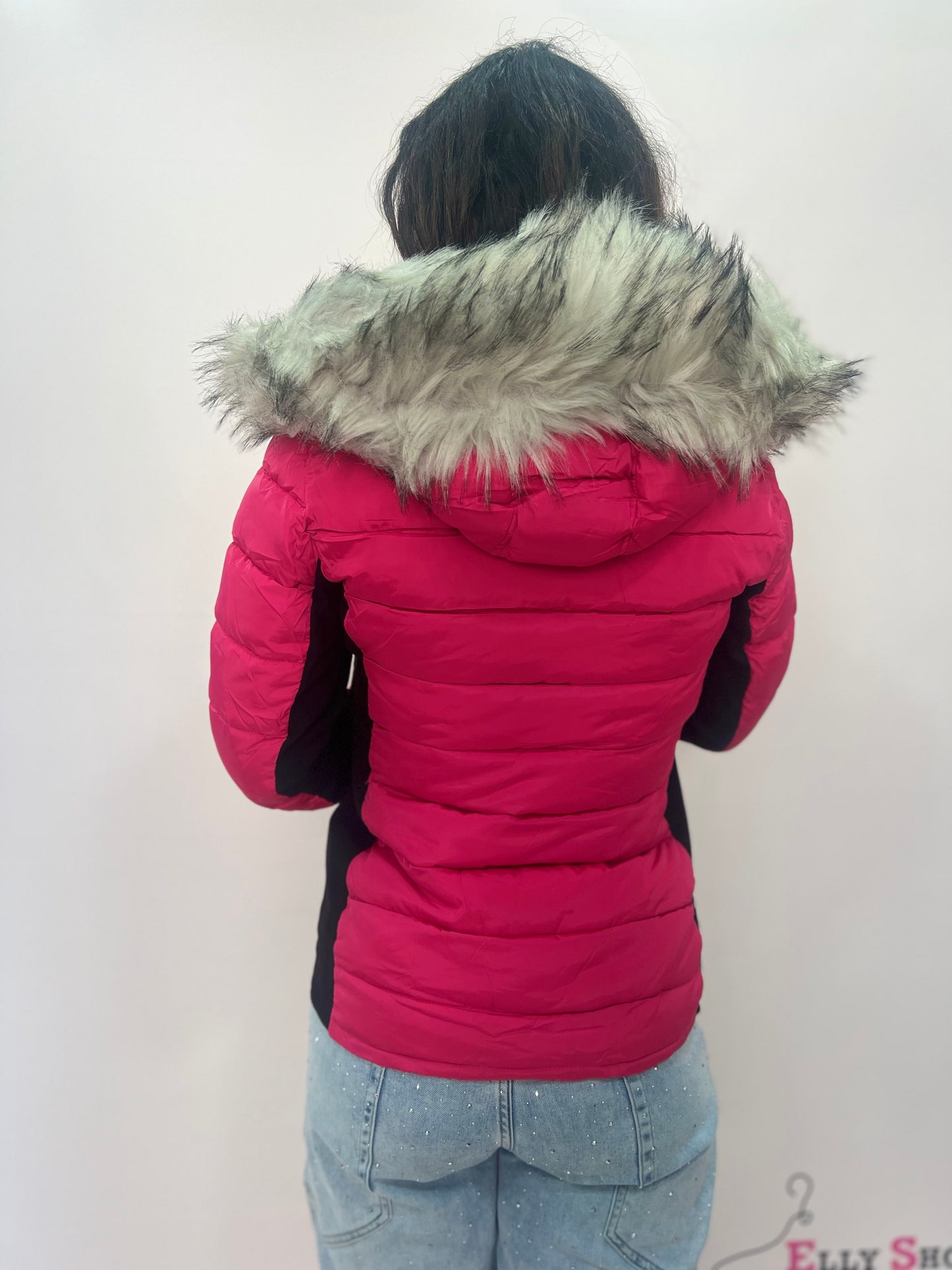 Piumino da donna corto con cappuccio e pelliccia