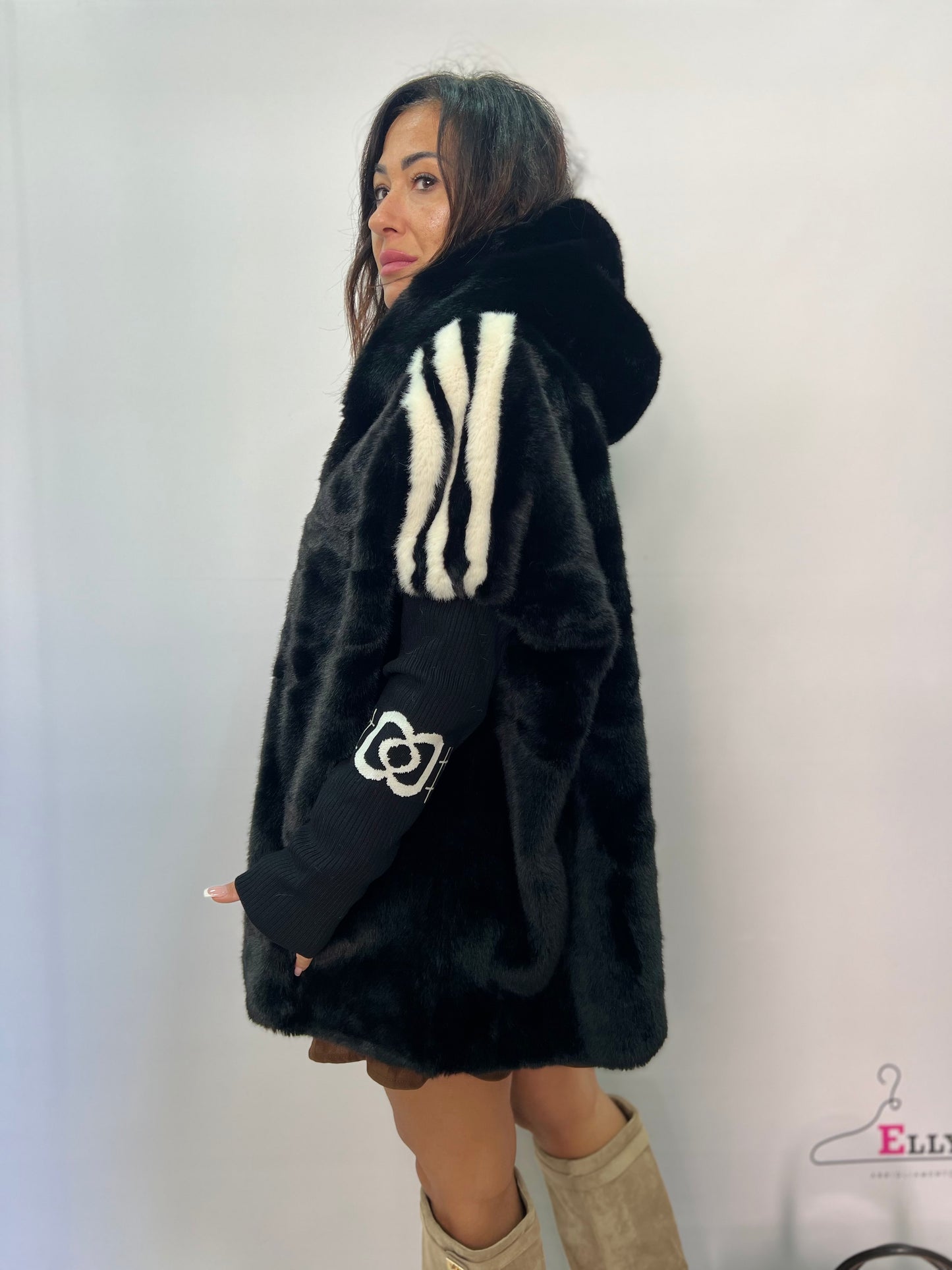 Cappa in eco pelliccia marrone con cappuccio