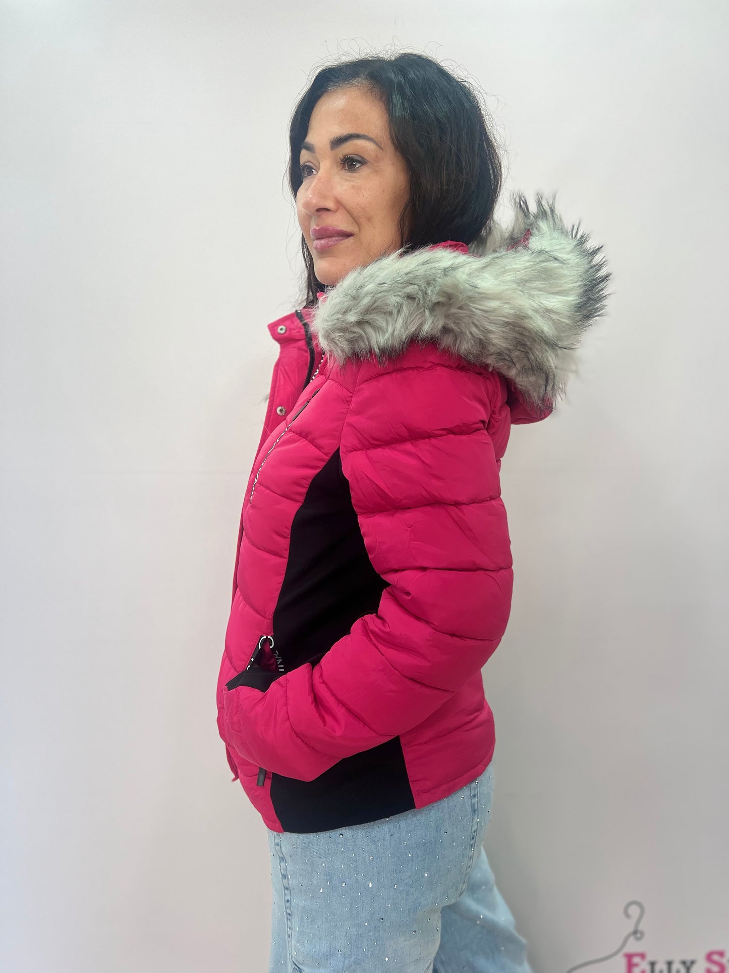 Piumino da donna corto con cappuccio e pelliccia