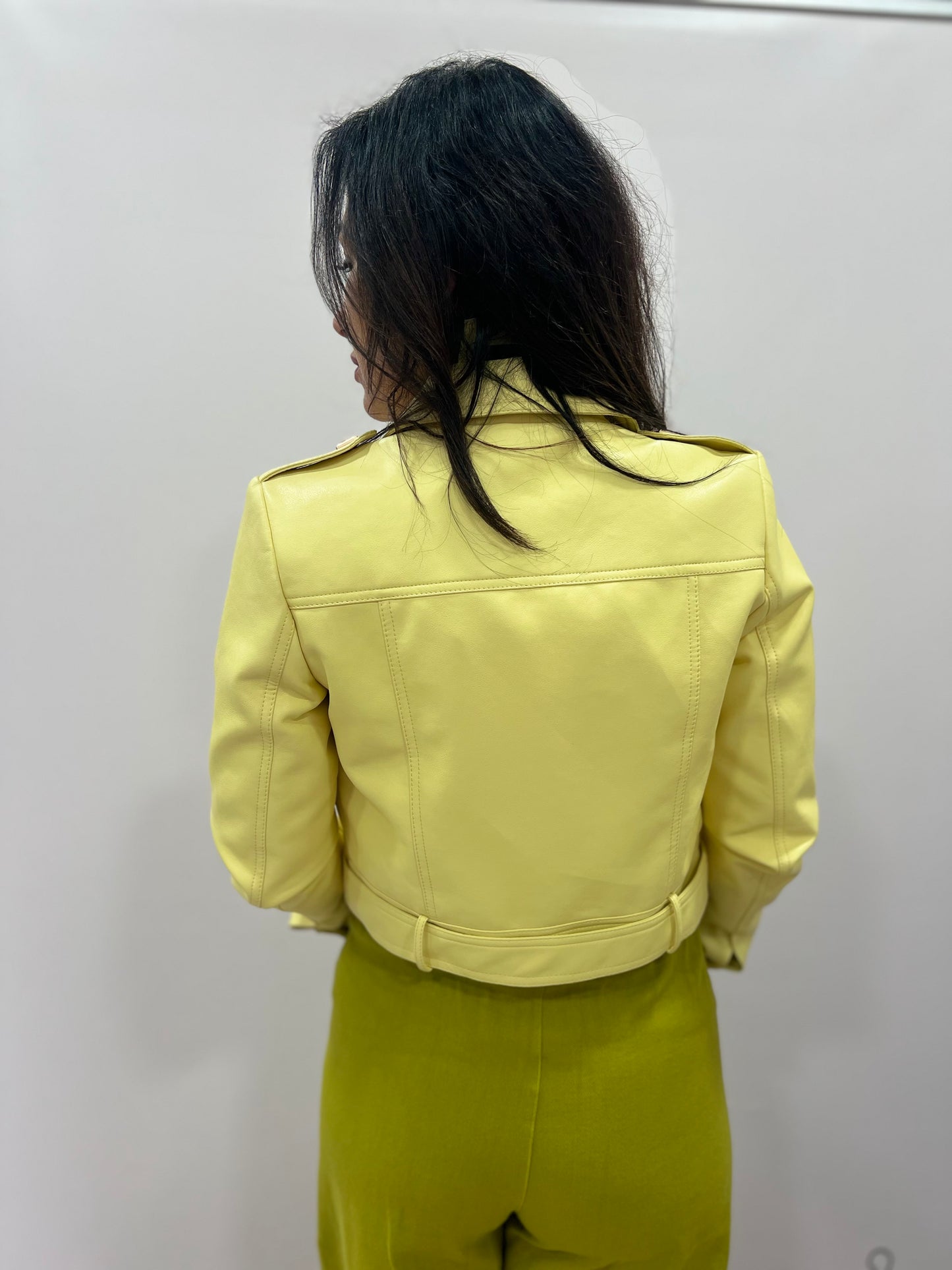 Giacca donna corta effetto pelle con cintura