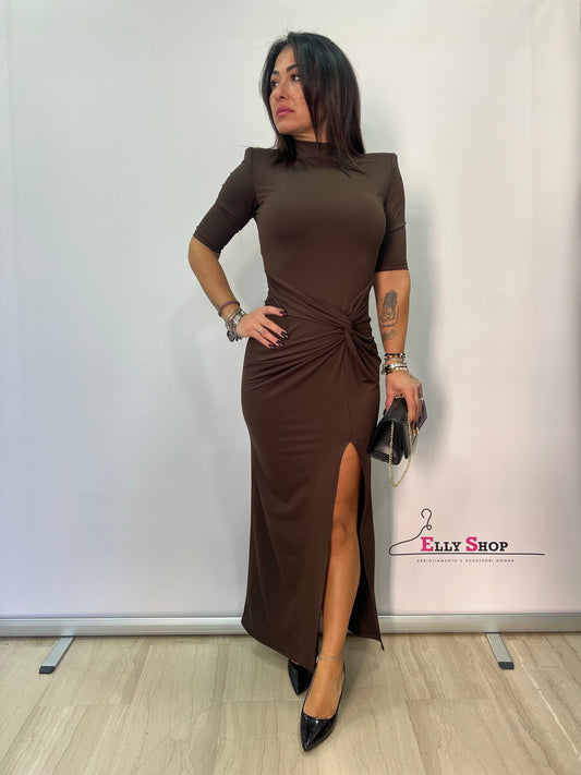 Abito lungo aderente con spacco e drappeggio