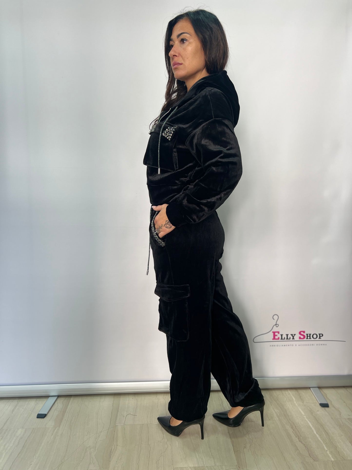 Tuta donna velluto con dettagli gioiello