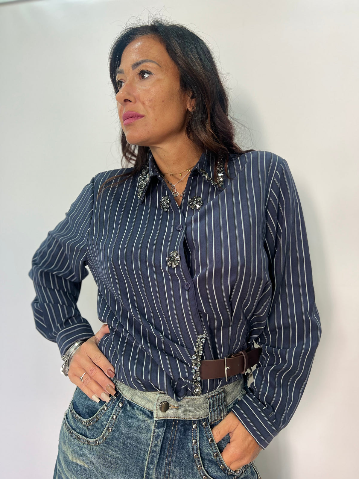Camicia Donna Gessata con Applicazioni Gioiello – Blu e Marrone